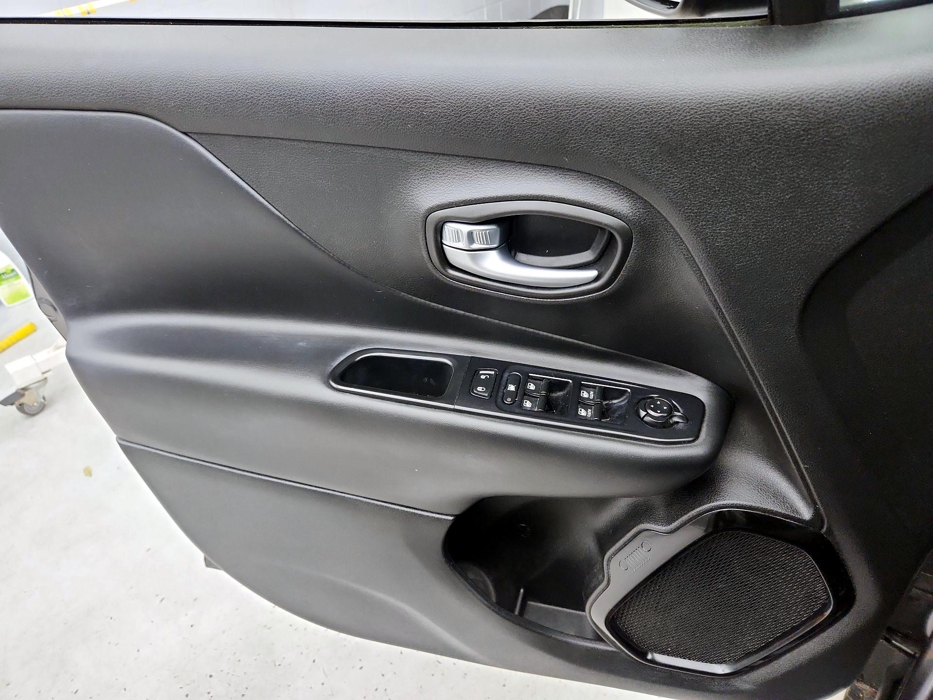 Thumbnail: 2018 Jeep Renegade - 12
