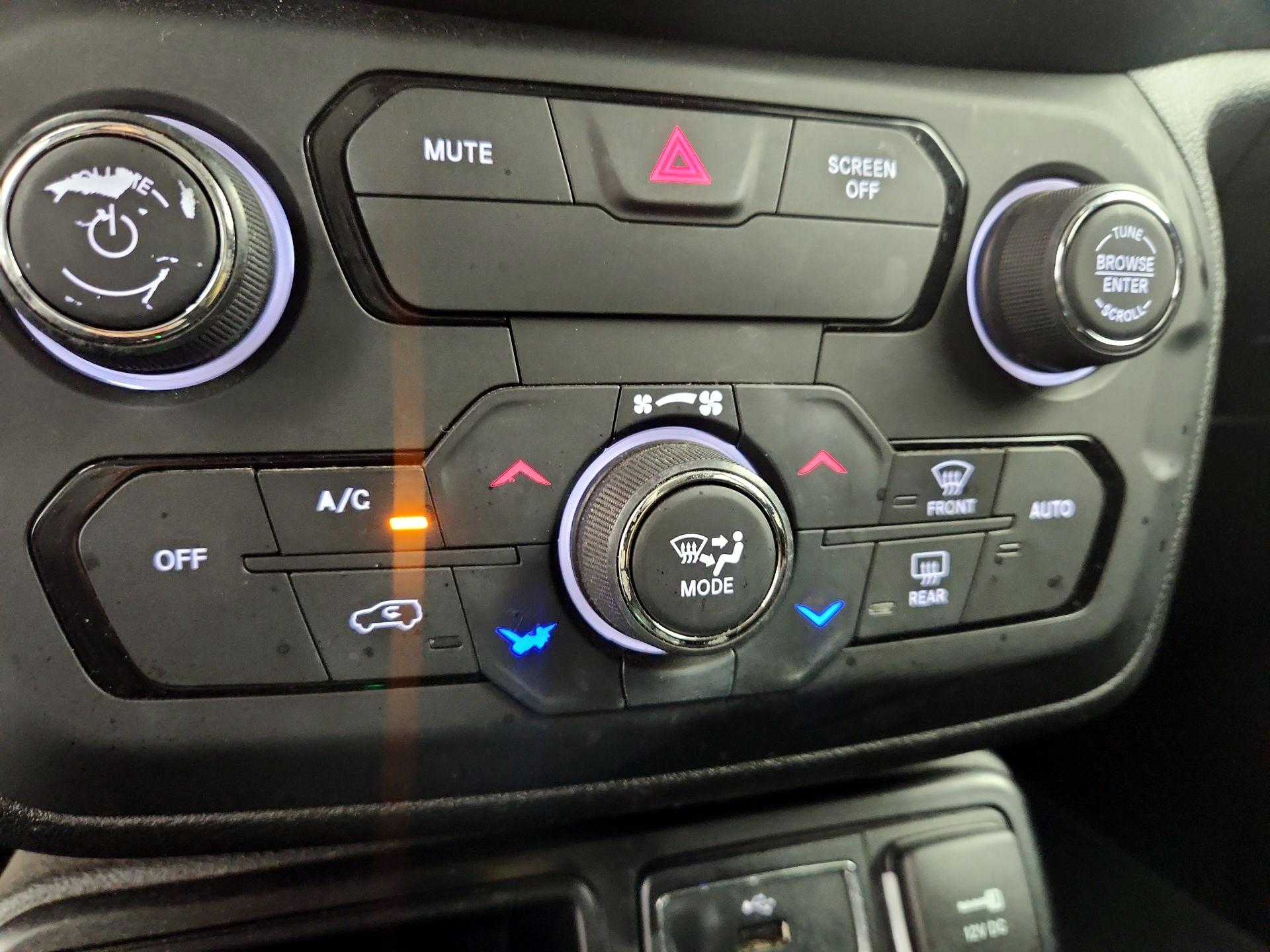 Thumbnail: 2018 Jeep Renegade - 17