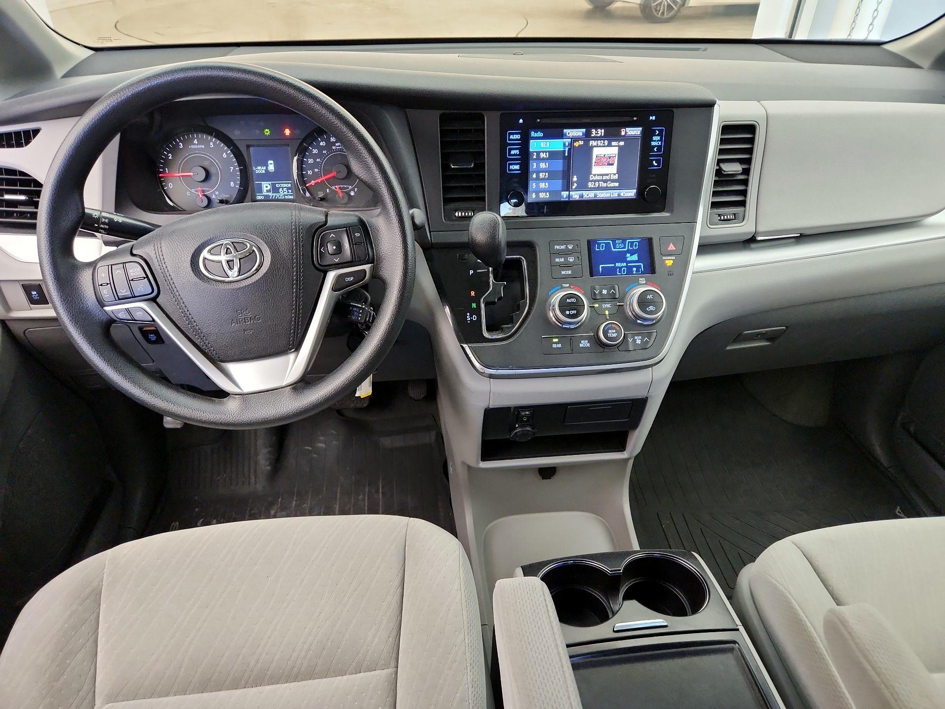 Thumbnail: 2017 Toyota Sienna - 9