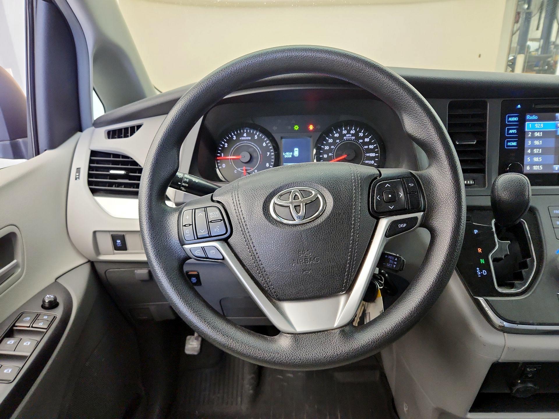 Thumbnail: 2017 Toyota Sienna - 10