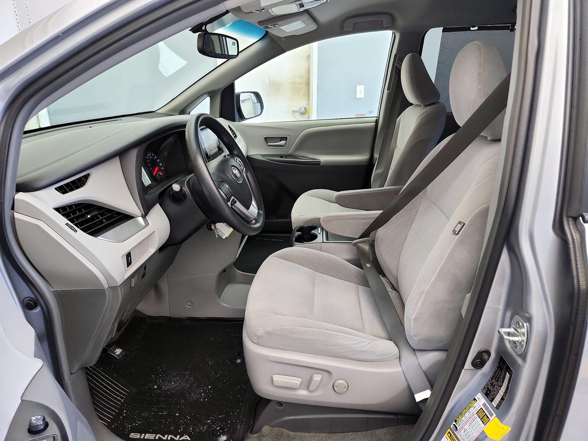 Thumbnail: 2017 Toyota Sienna - 11