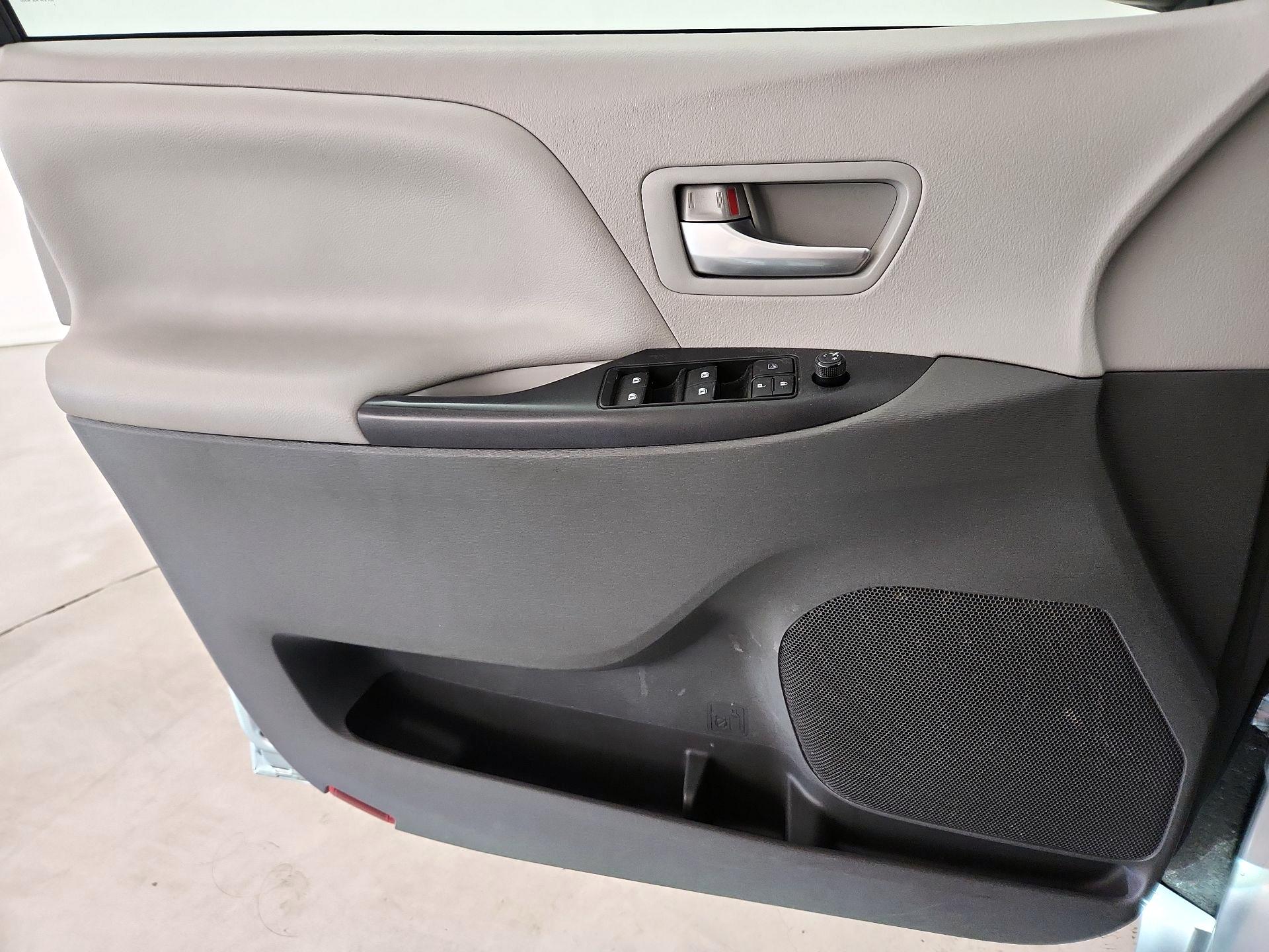 Thumbnail: 2017 Toyota Sienna - 12