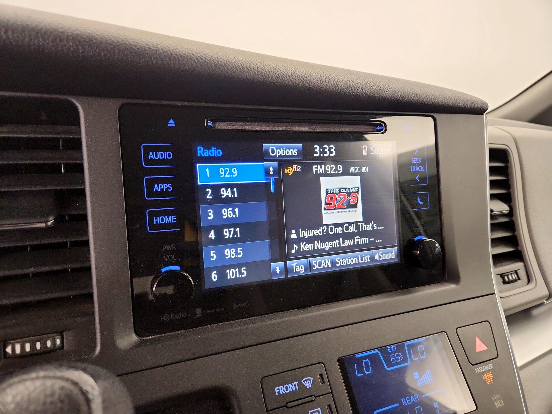 Thumbnail: 2017 Toyota Sienna - 15