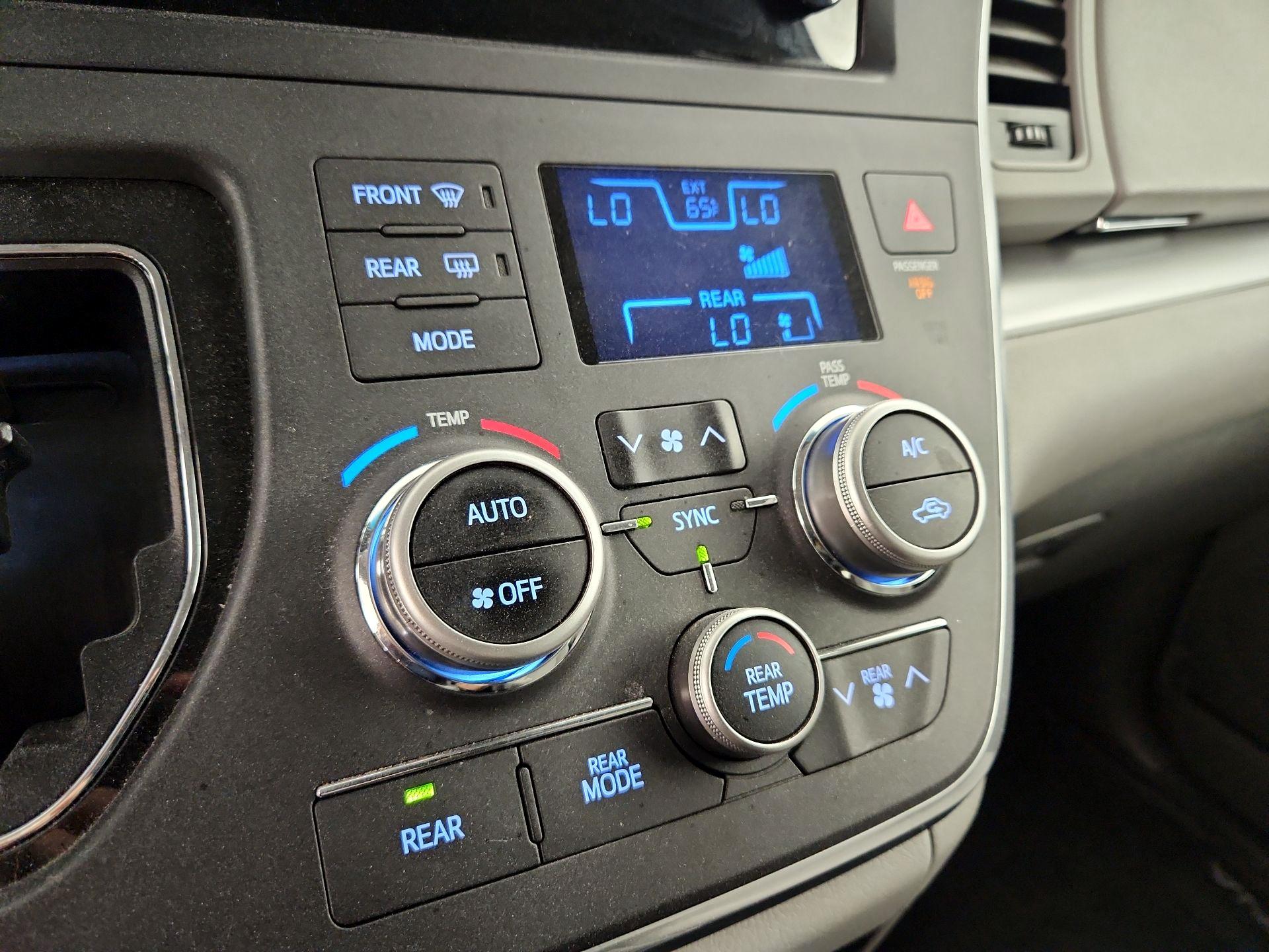 Thumbnail: 2017 Toyota Sienna - 16