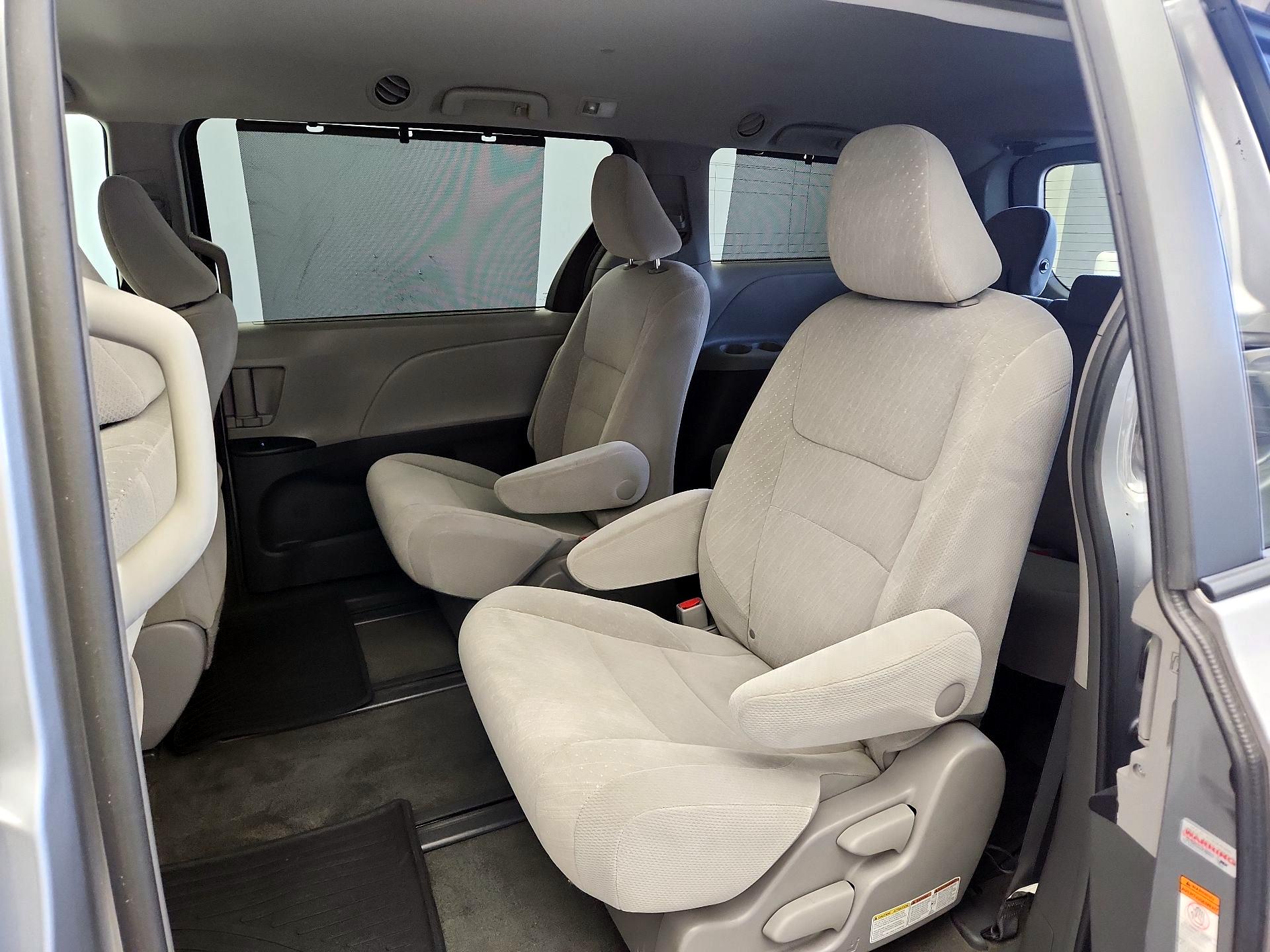 Thumbnail: 2017 Toyota Sienna - 18