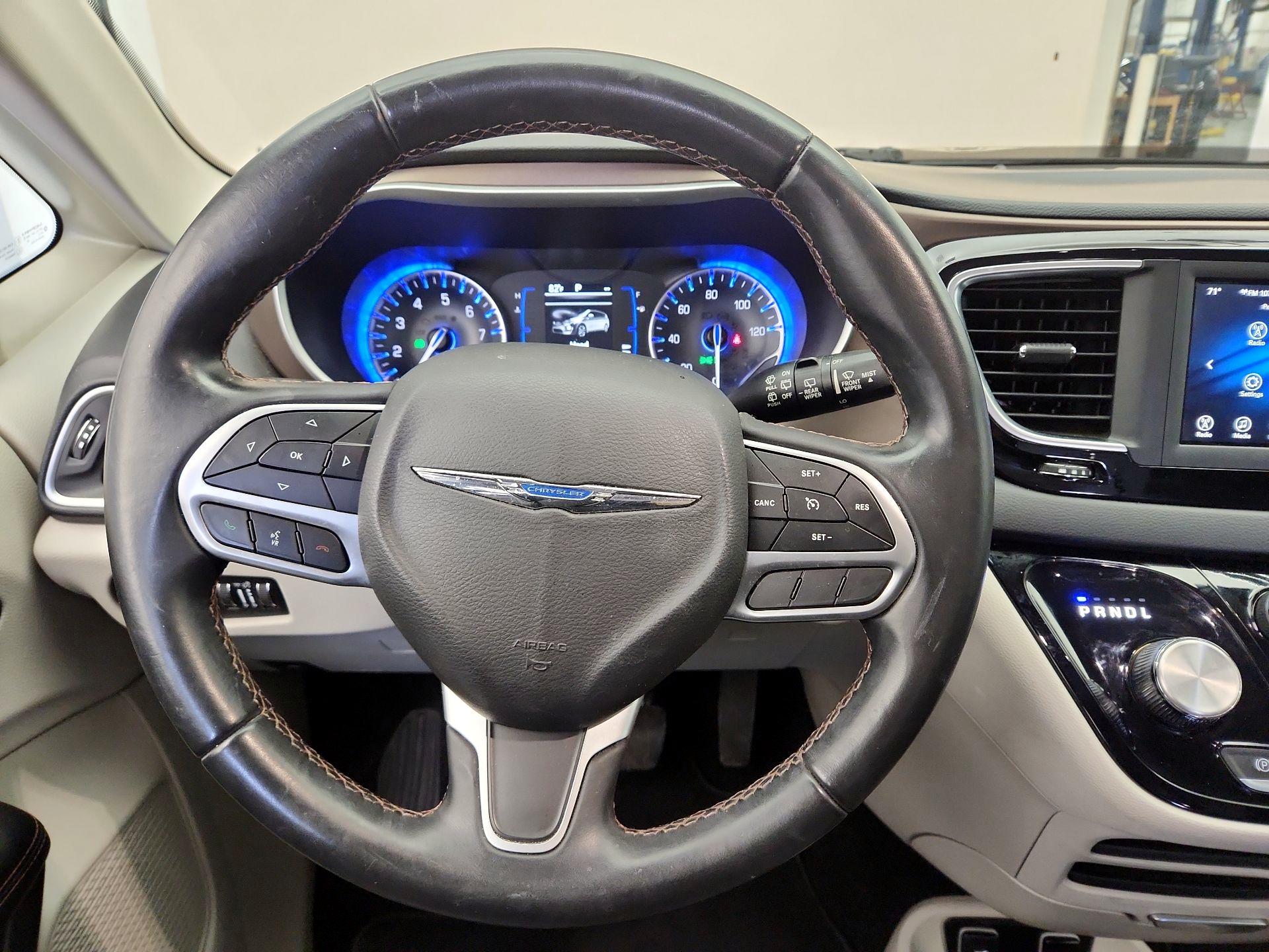 Thumbnail: 2018 Chrysler Pacifica - 10