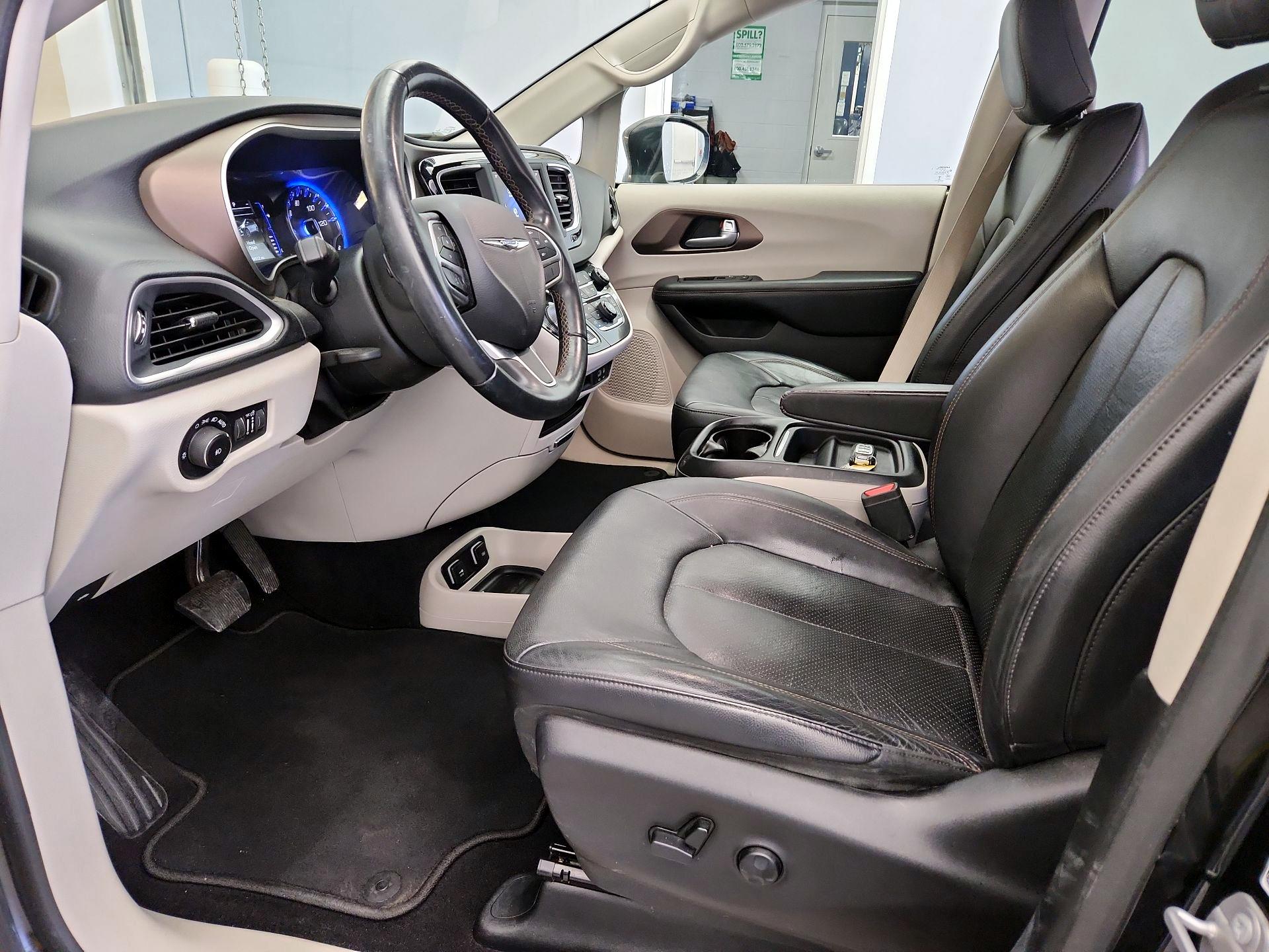 Thumbnail: 2018 Chrysler Pacifica - 11