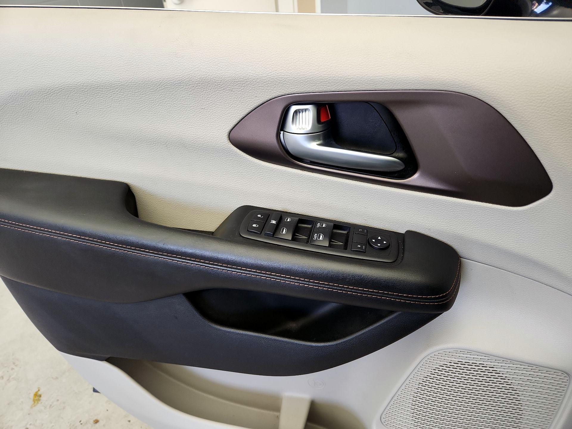 Thumbnail: 2018 Chrysler Pacifica - 12
