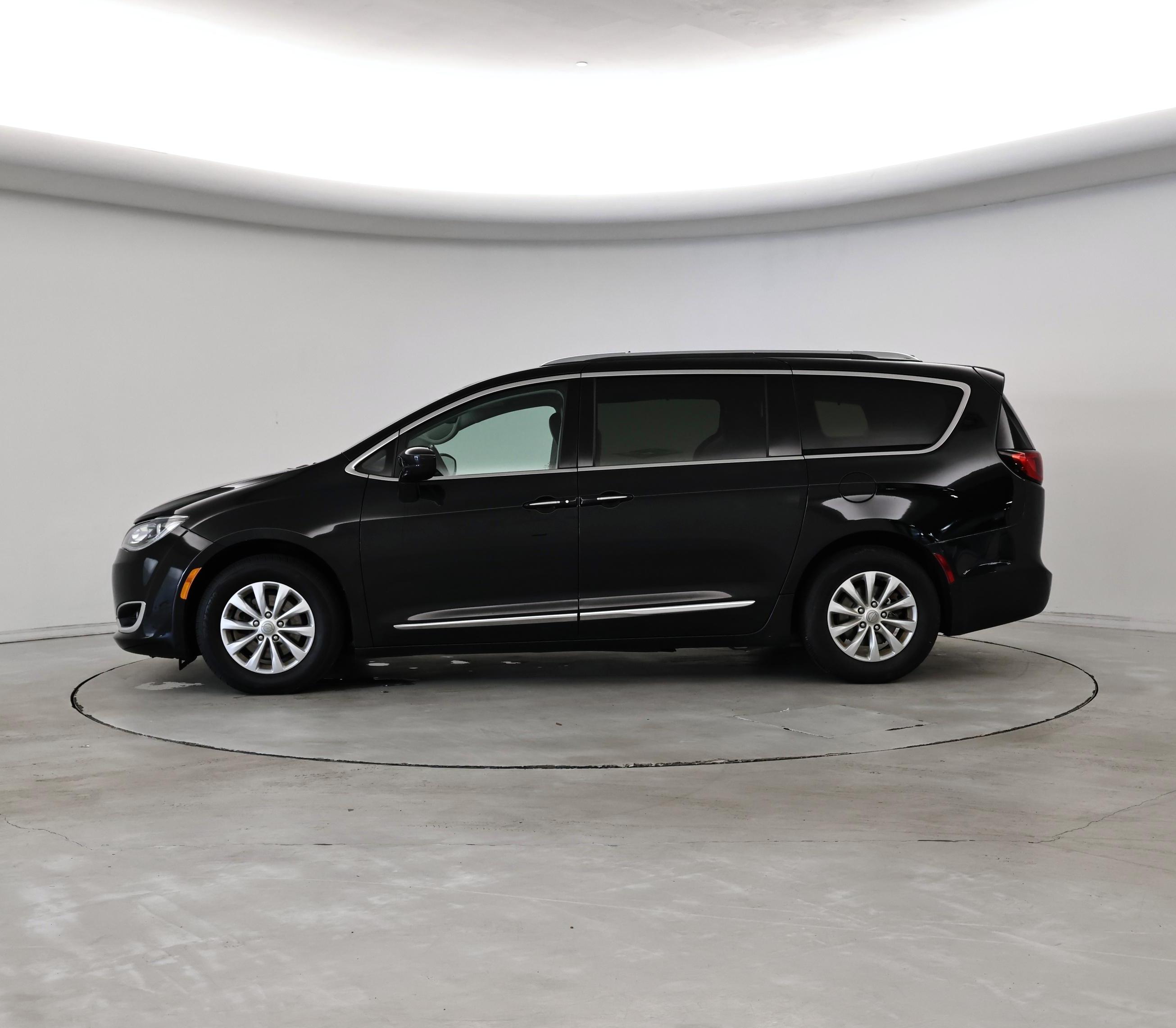 Thumbnail: 2018 Chrysler Pacifica - 3