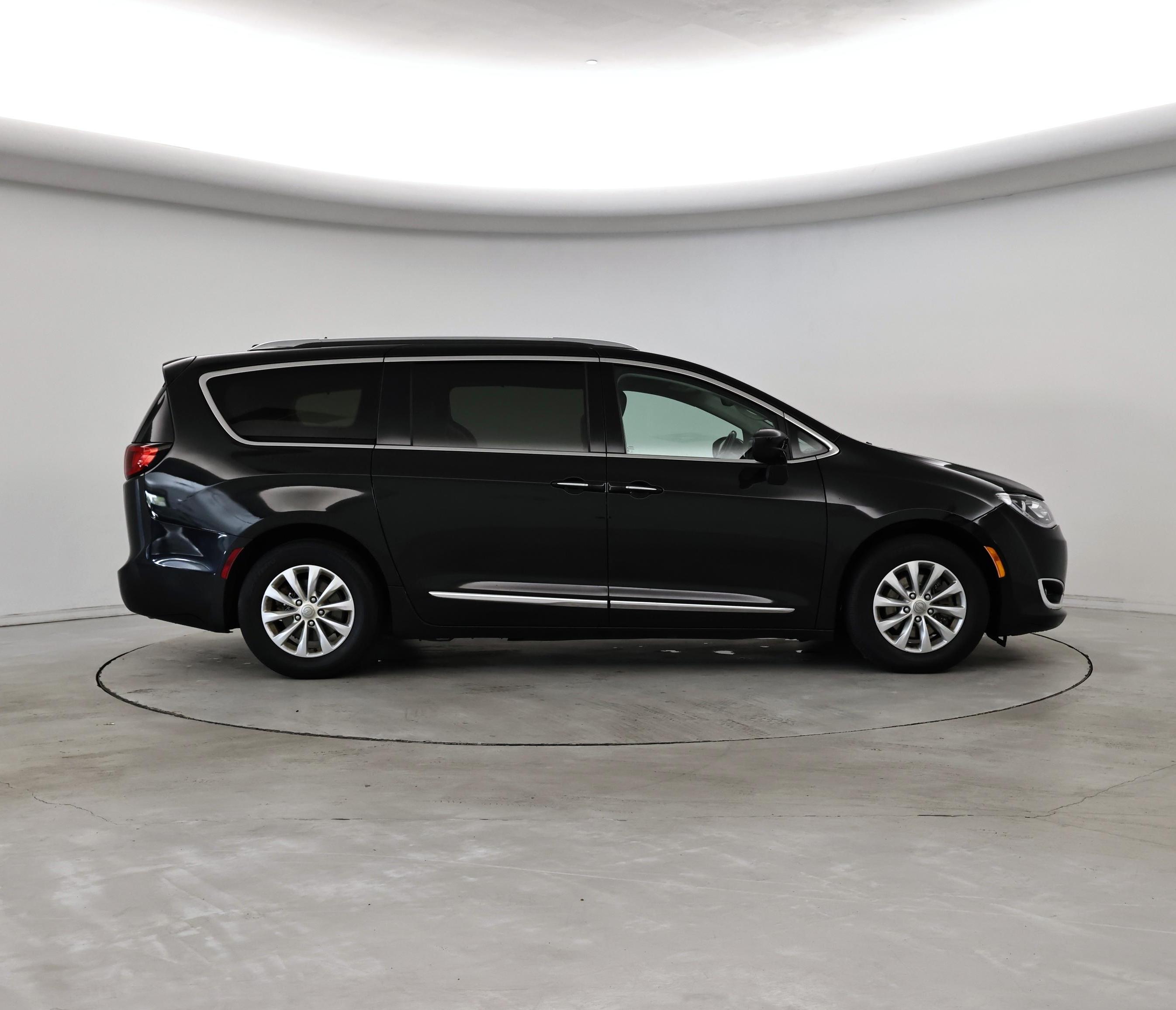 Thumbnail: 2018 Chrysler Pacifica - 7