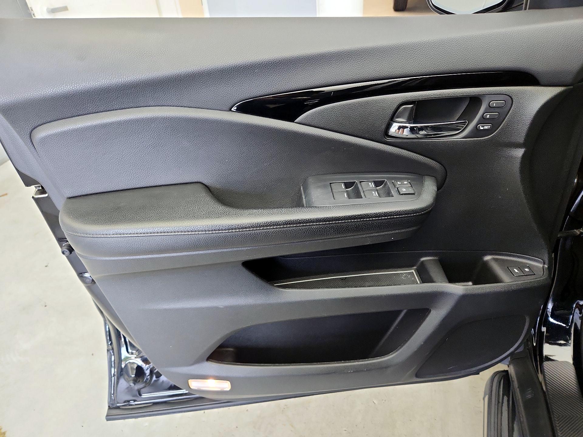 Thumbnail: 2019 Honda Pilot - 12