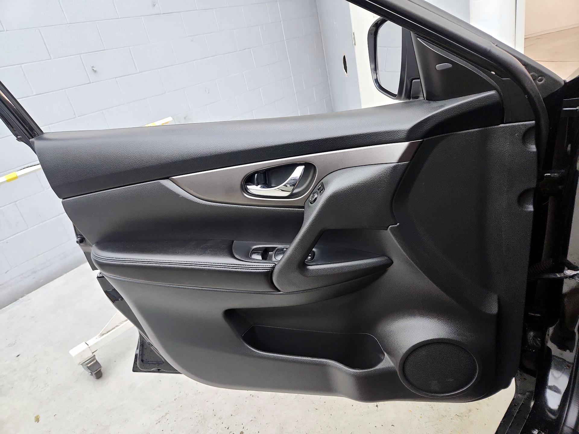 Thumbnail: 2015 Nissan Rogue - 12