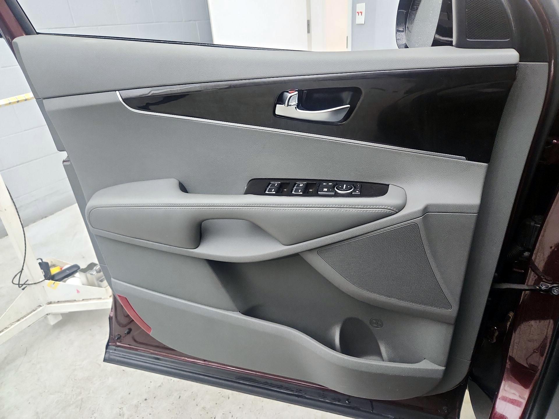 Thumbnail: 2016 Kia Sorento - 12