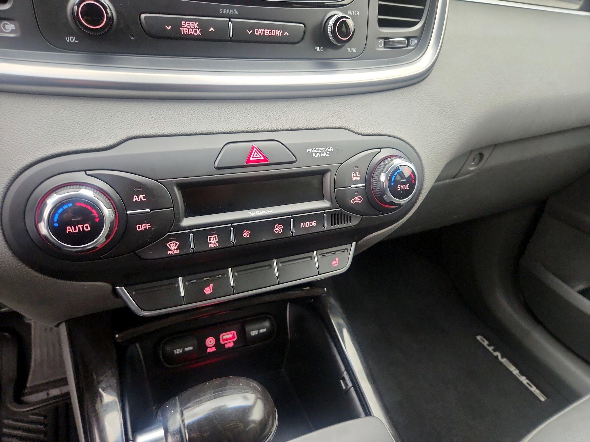 Thumbnail: 2016 Kia Sorento - 16