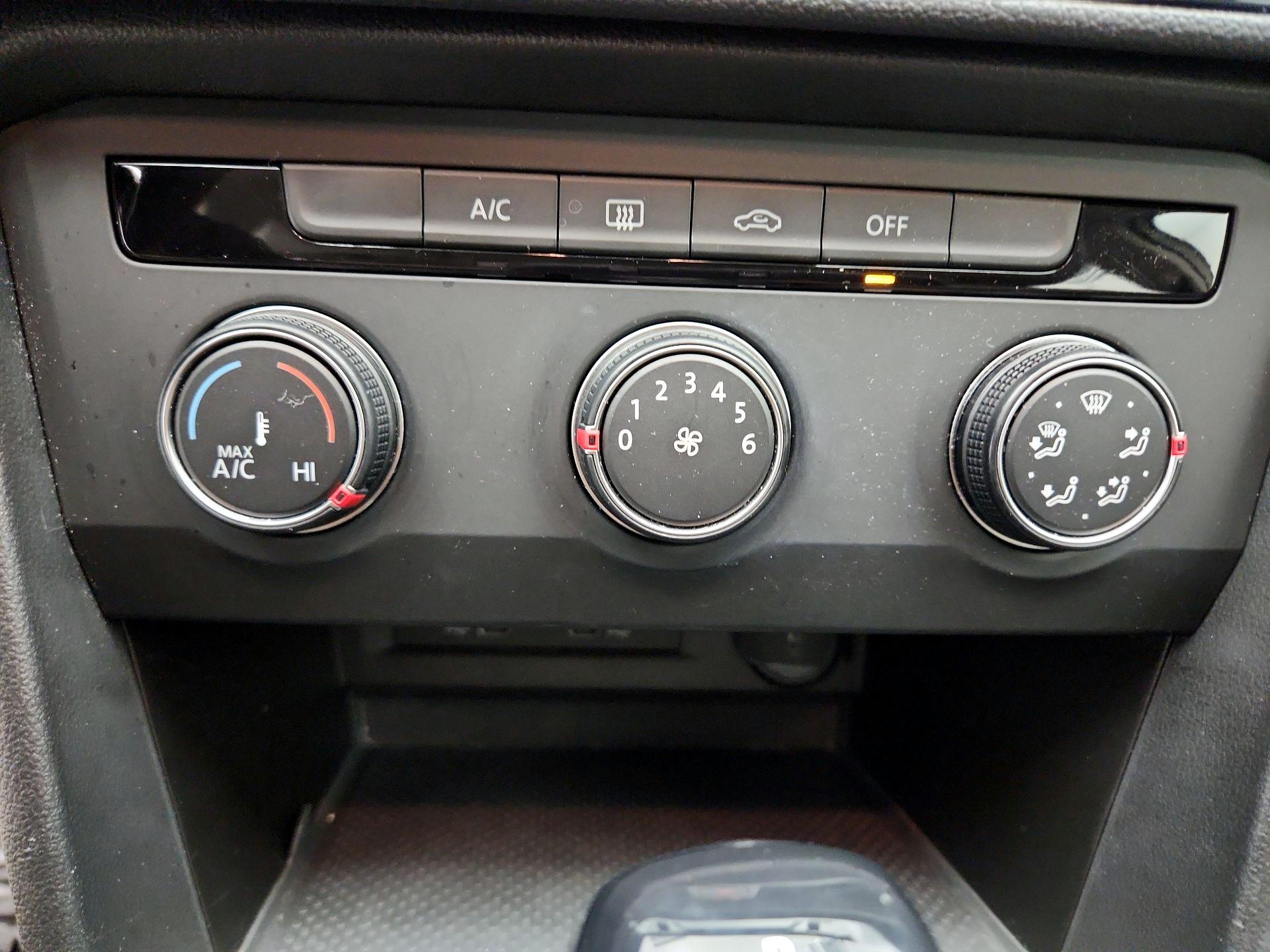 Thumbnail: 2022 Volkswagen Taos - 16