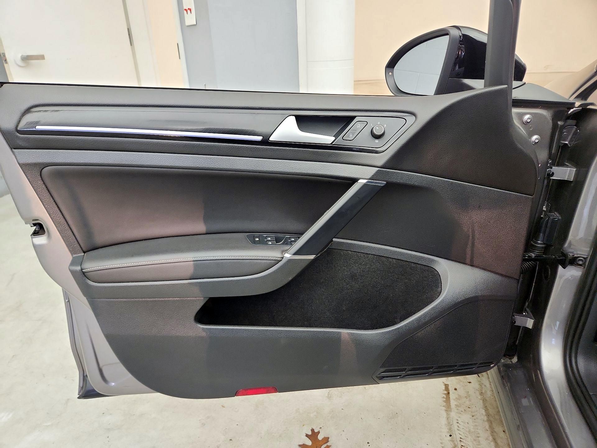 Thumbnail: 2016 Volkswagen Golf - 12