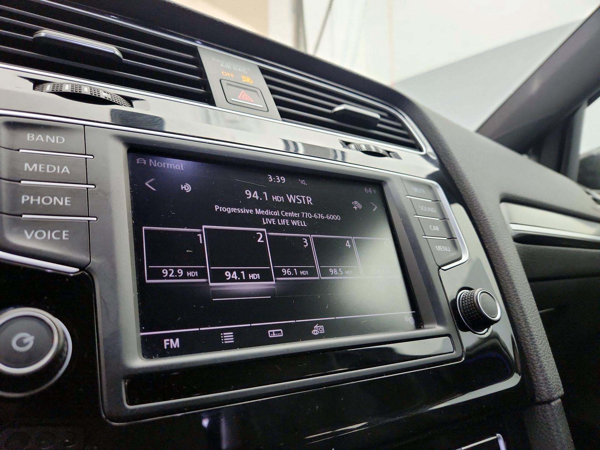 Thumbnail: 2016 Volkswagen Golf - 14