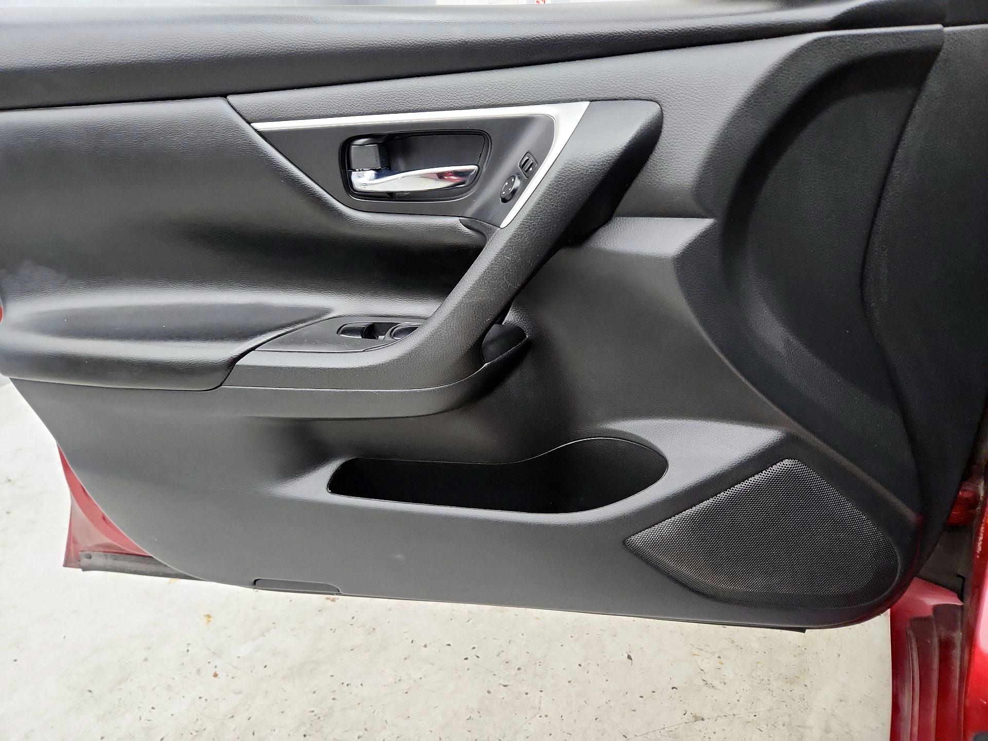 Thumbnail: 2017 Nissan Altima - 12