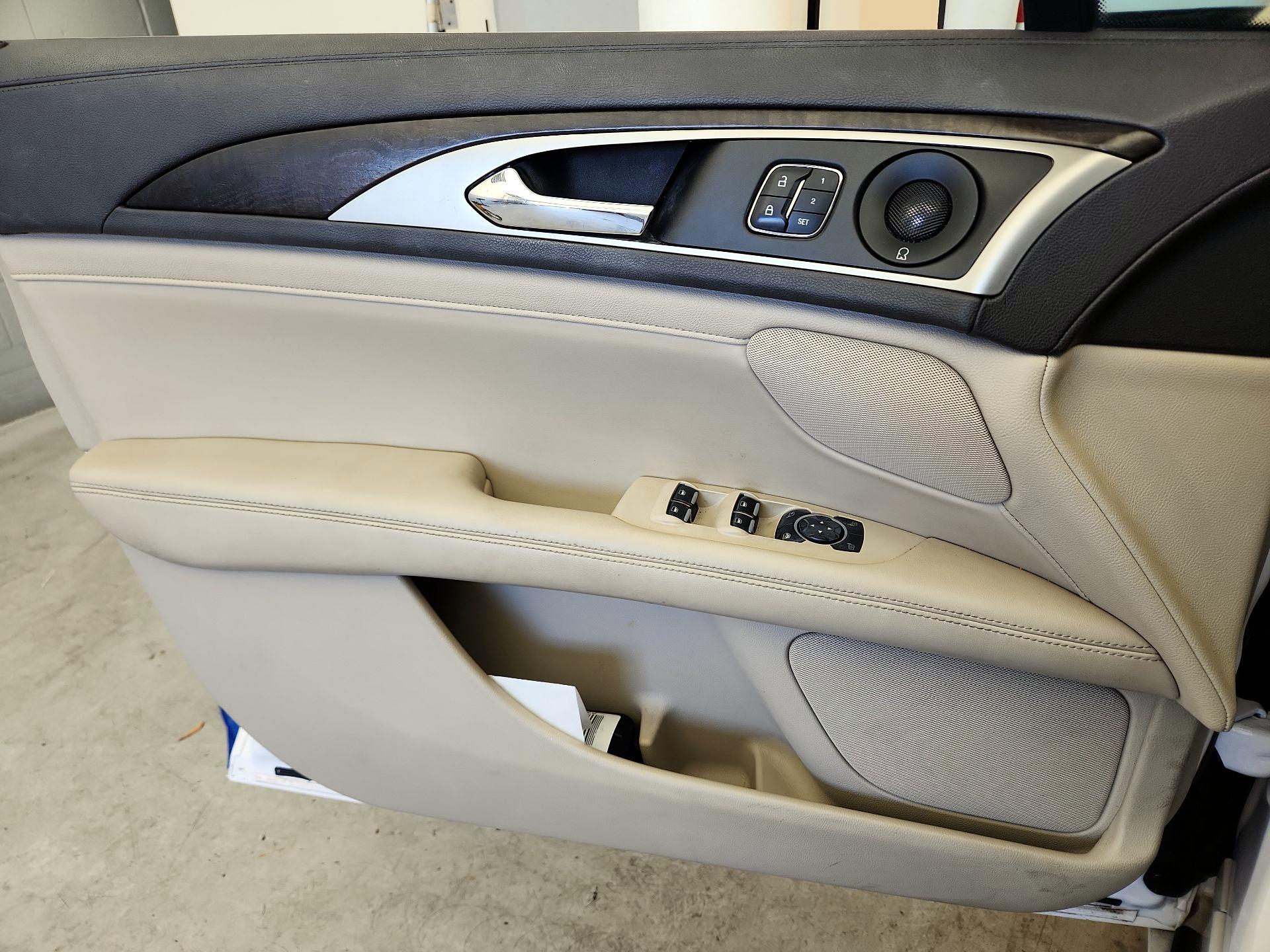 Thumbnail: 2017 Lincoln MKZ - 12