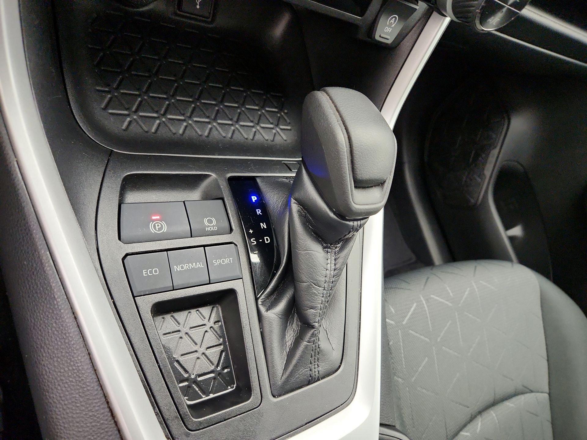 Thumbnail: 2021 Toyota RAV4 - 17