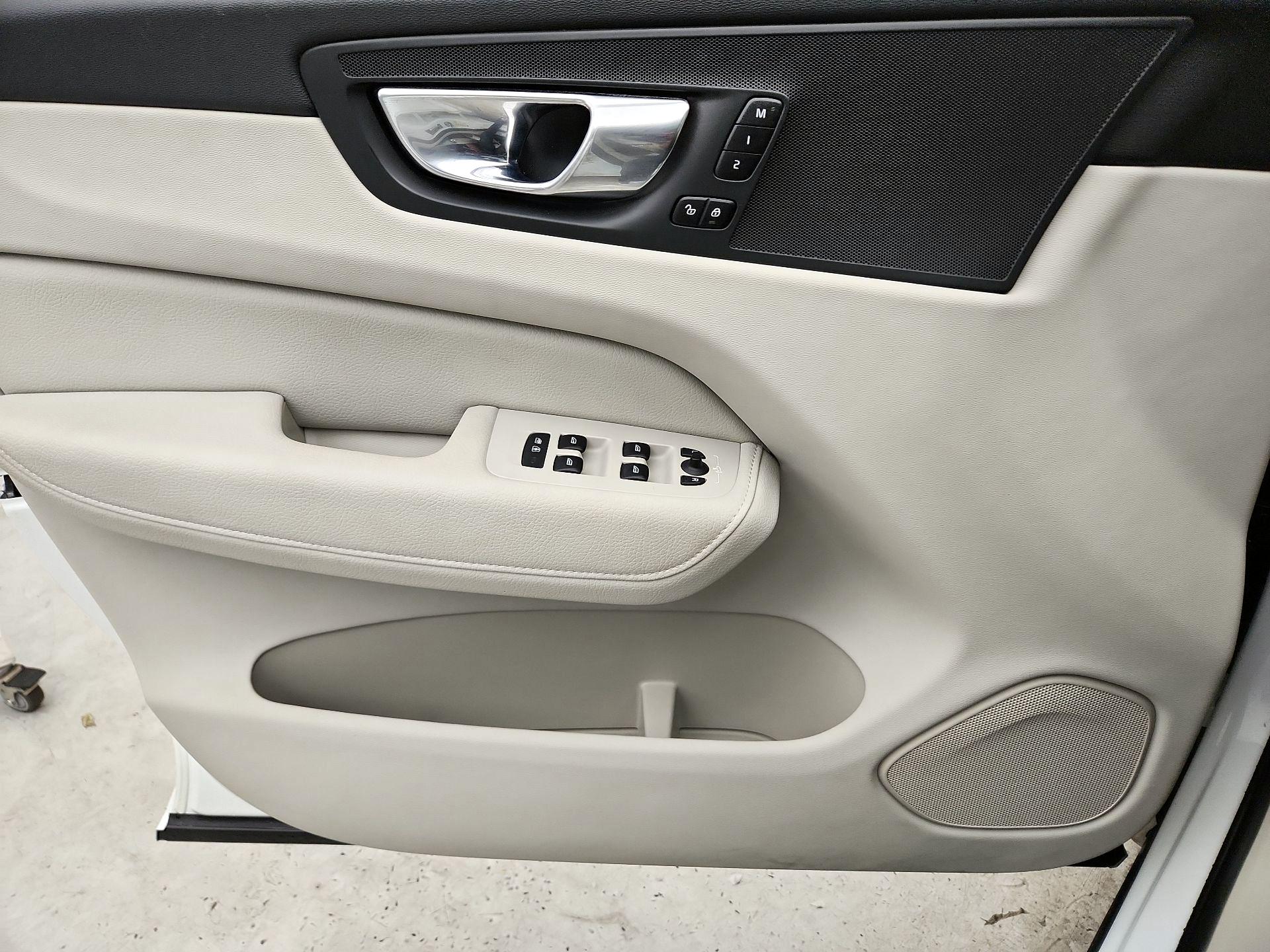 Thumbnail: 2022 Volvo XC60 - 12