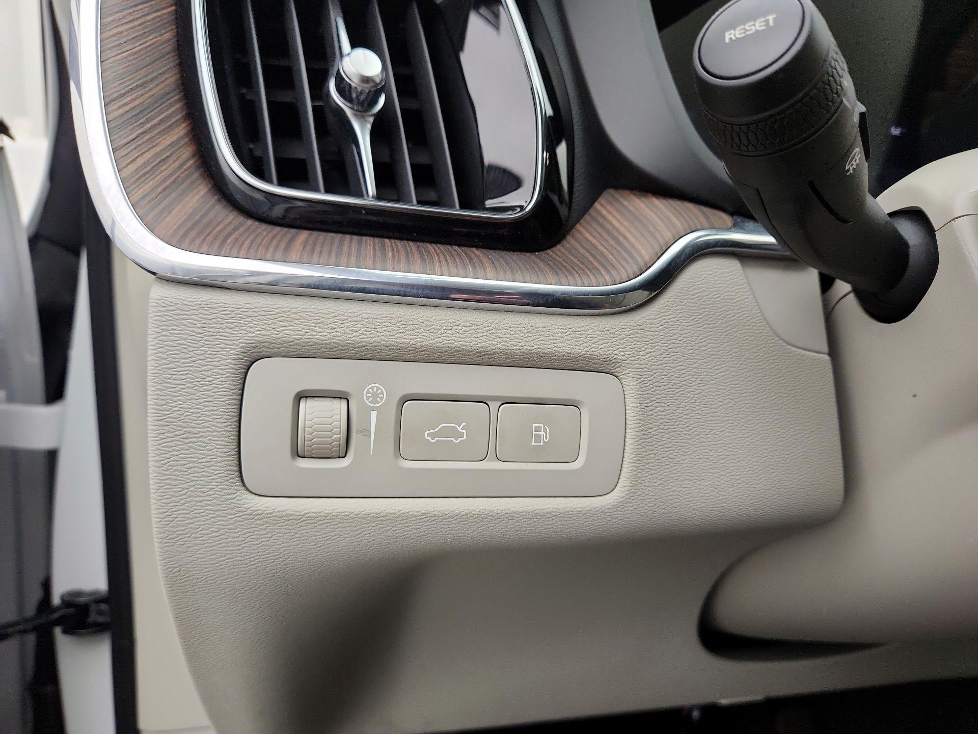 Thumbnail: 2022 Volvo XC60 - 13