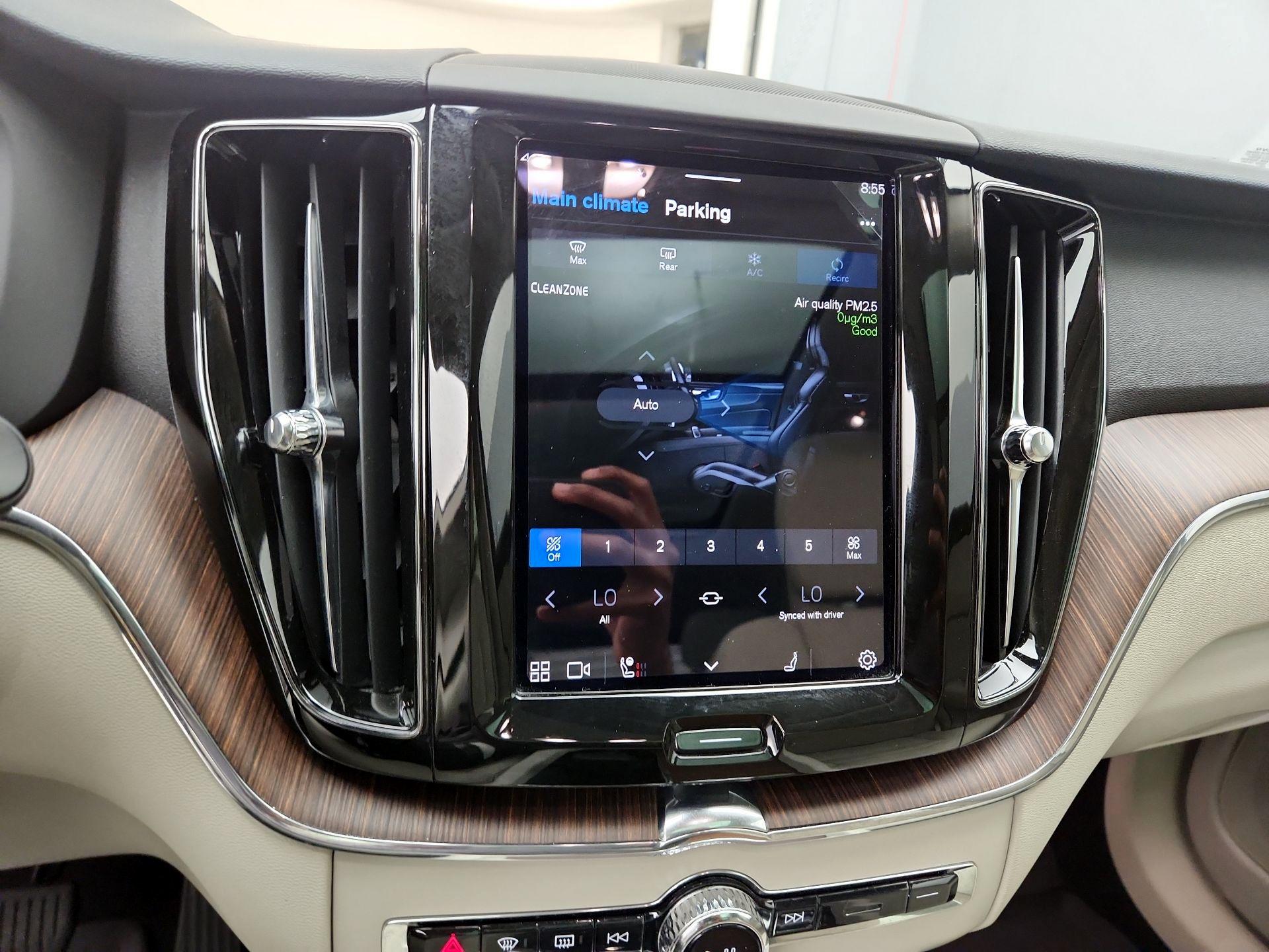 Thumbnail: 2022 Volvo XC60 - 16