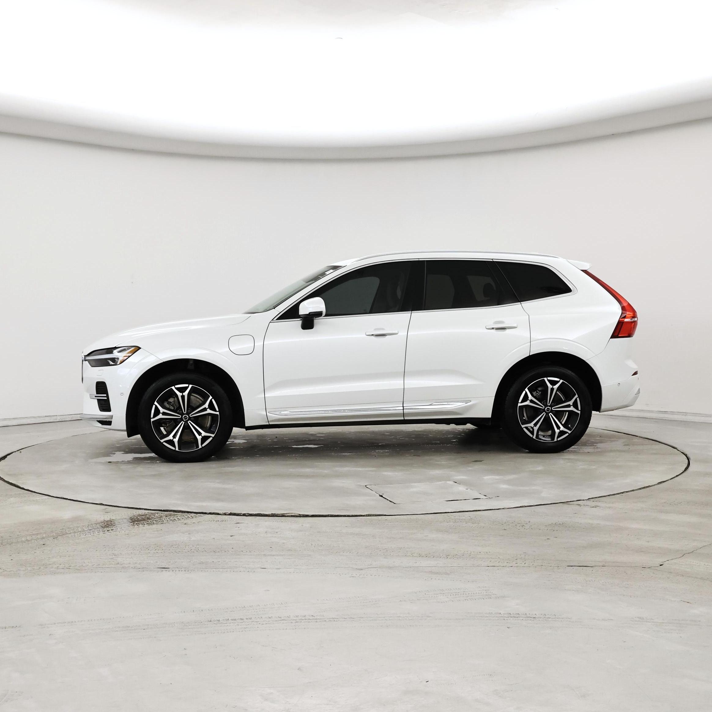Thumbnail: 2022 Volvo XC60 - 3