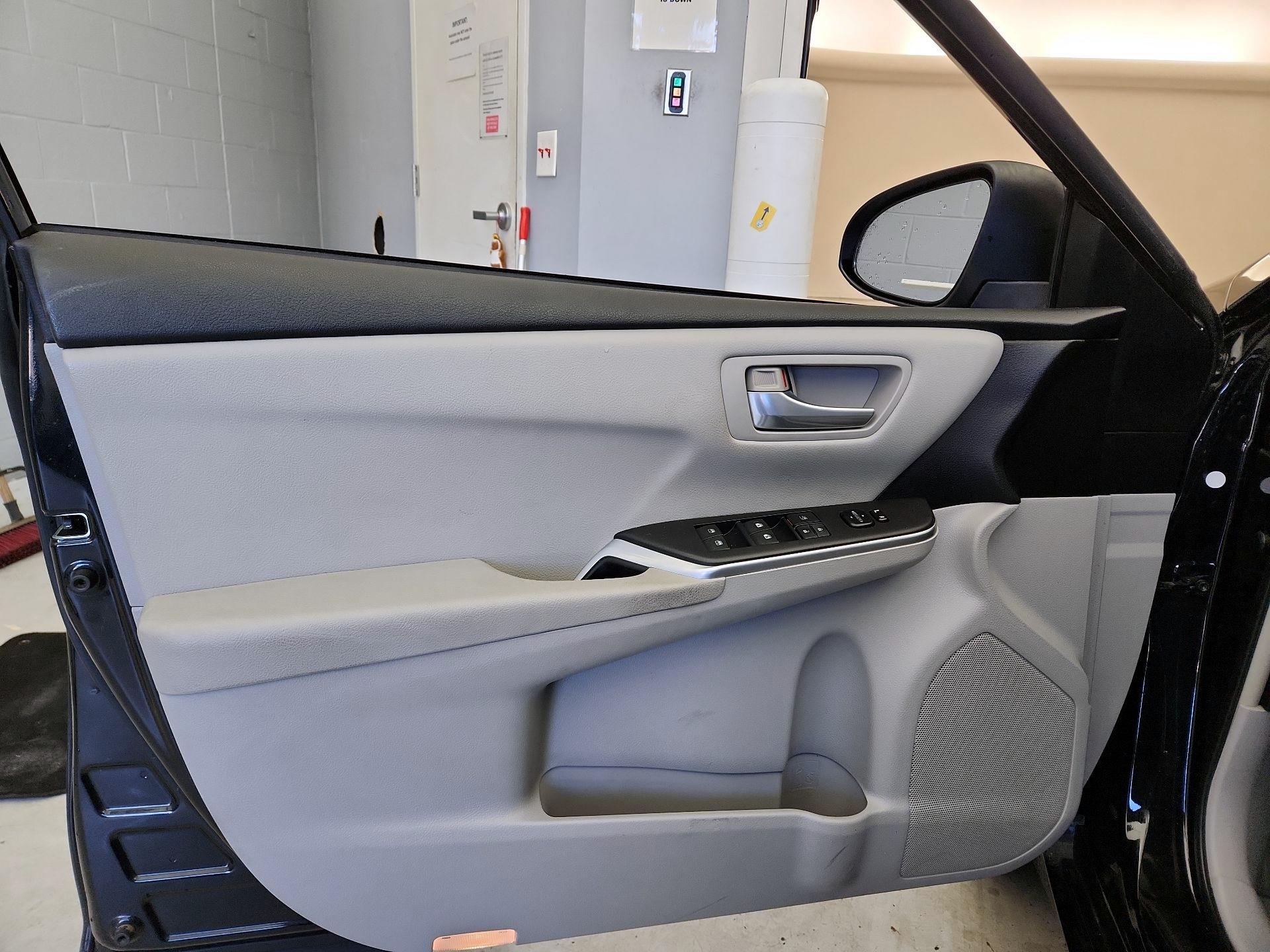 Thumbnail: 2015 Toyota Camry - 12