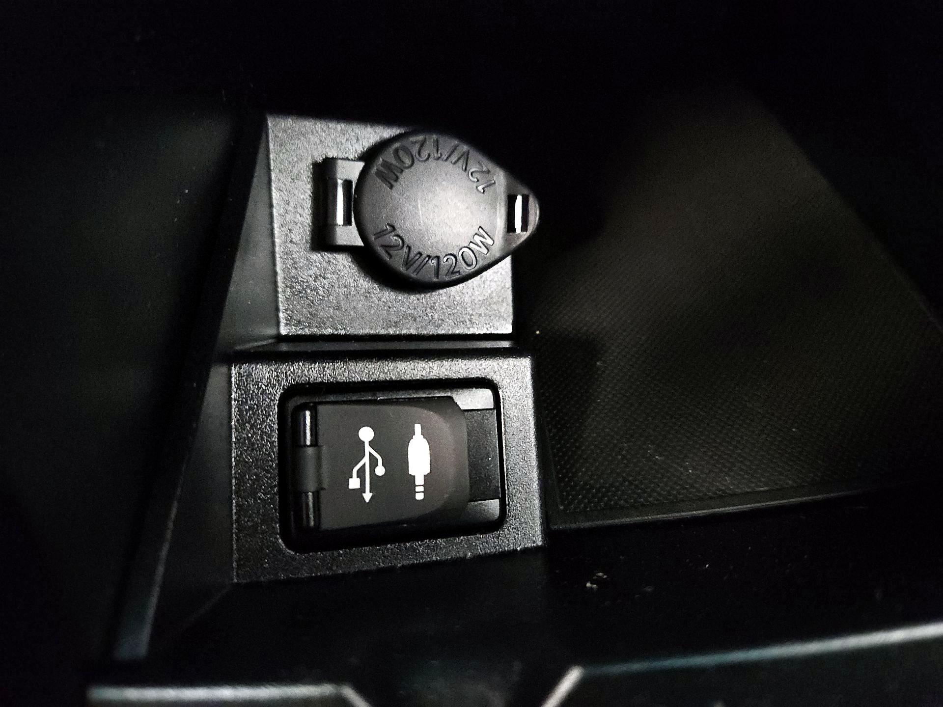 Thumbnail: 2015 Toyota Camry - 18