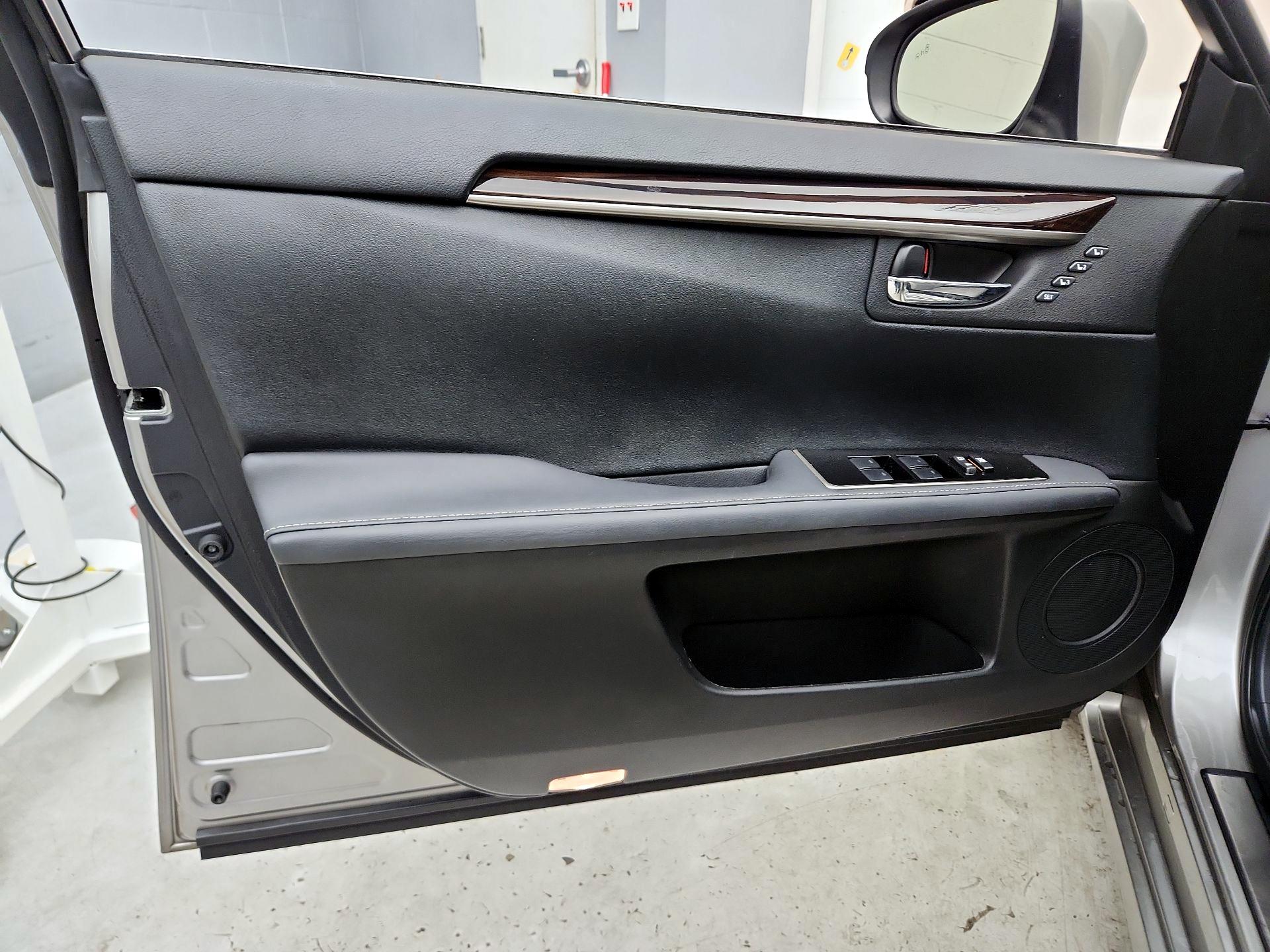 Thumbnail: 2018 Lexus ES - 12