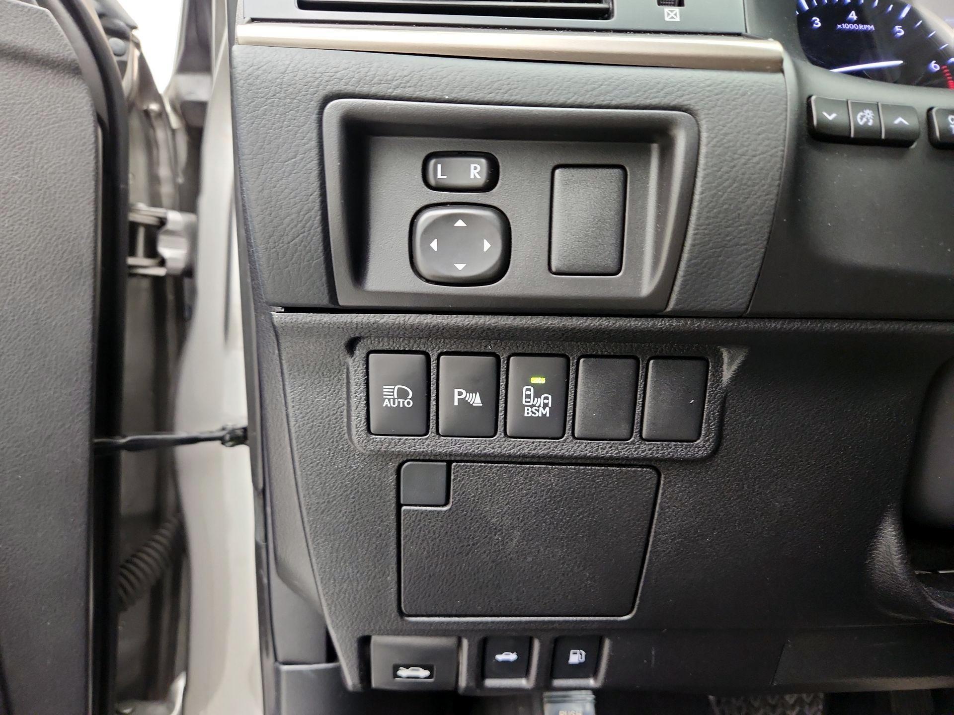 Thumbnail: 2018 Lexus ES - 13