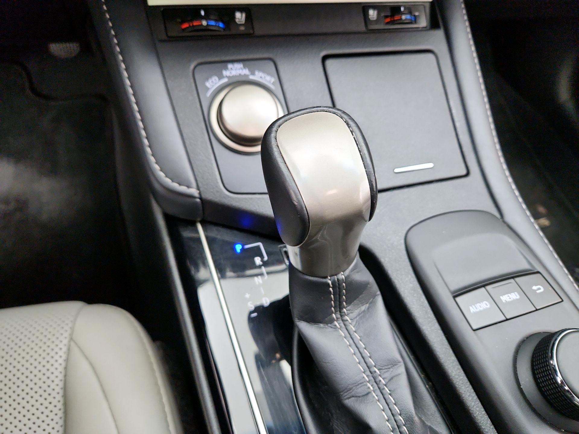 Thumbnail: 2018 Lexus ES - 17