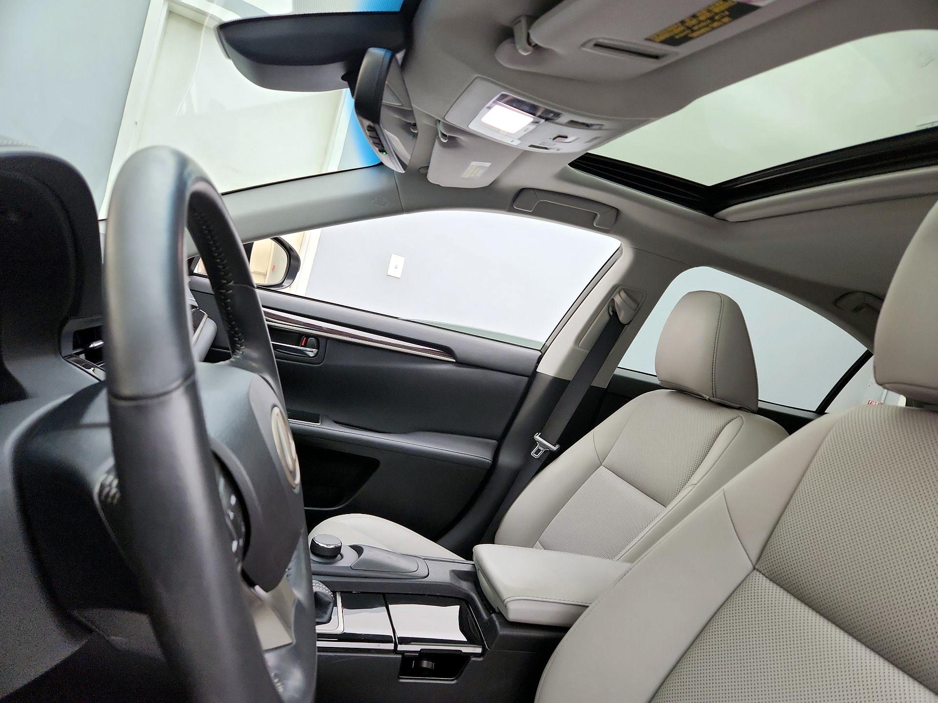 Thumbnail: 2018 Lexus ES - 19