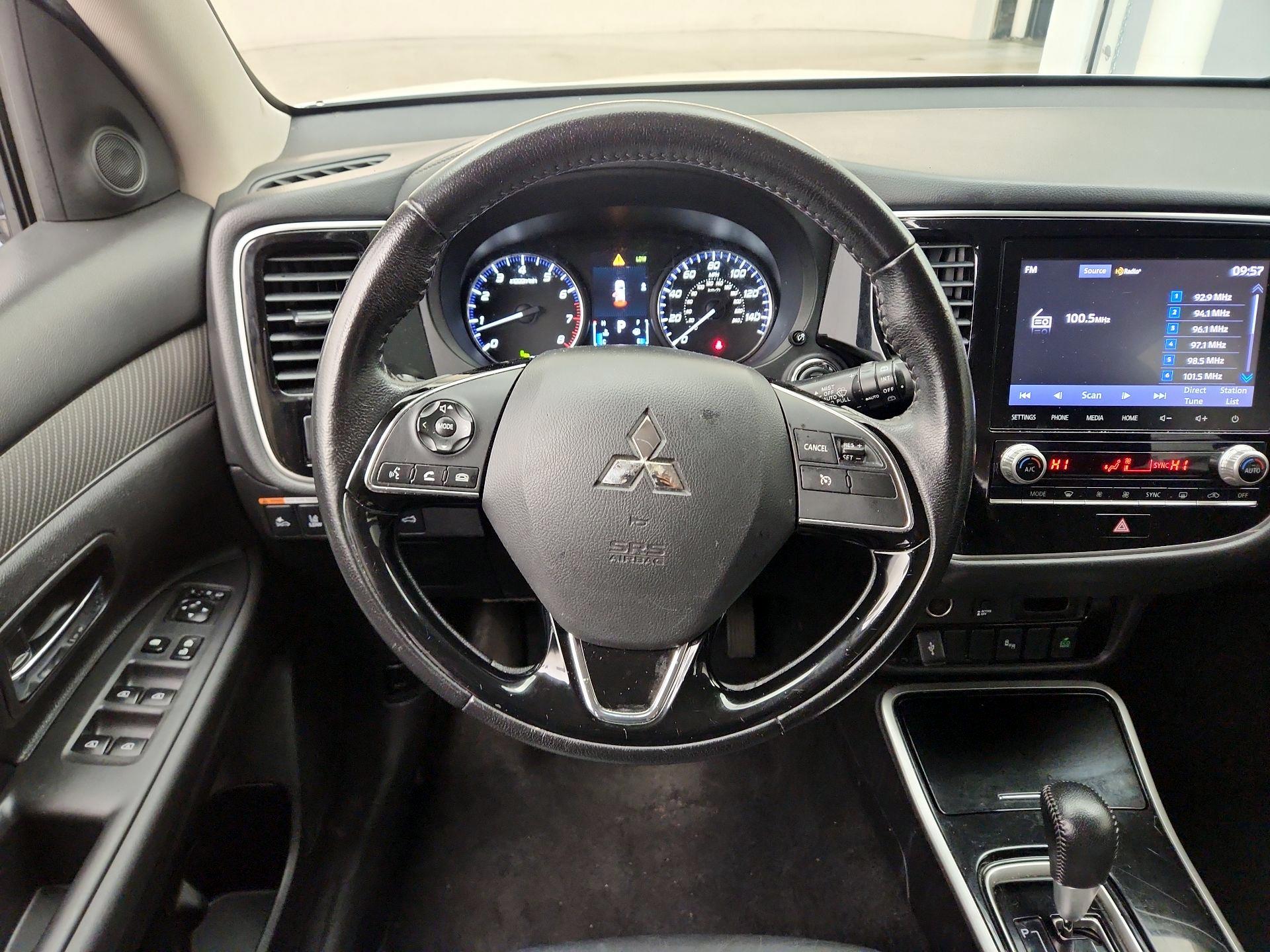 Thumbnail: 2020 Mitsubishi Outlander - 10