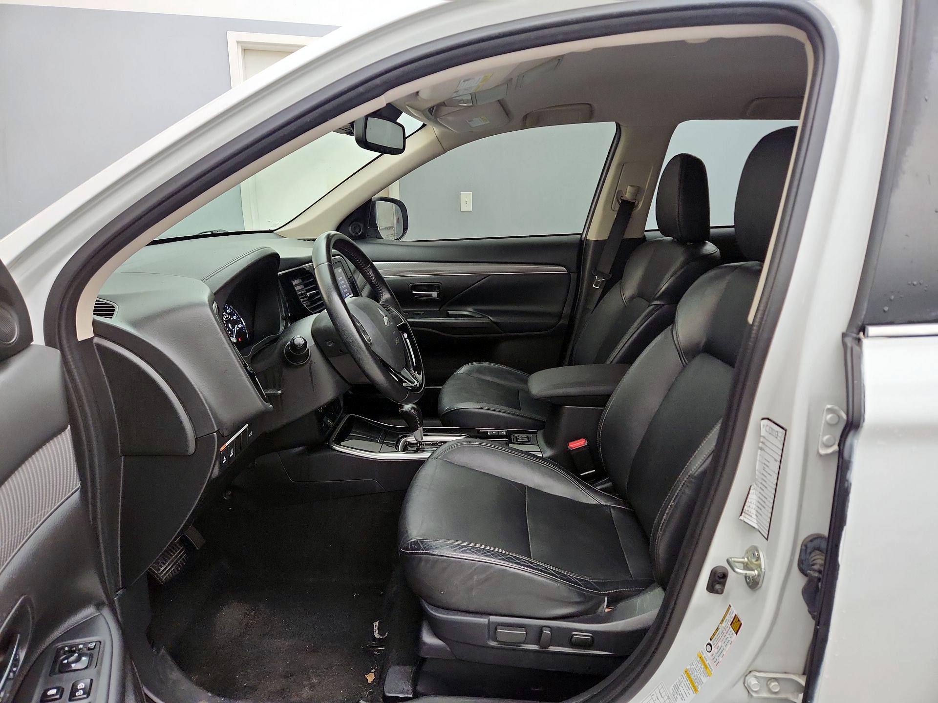 Thumbnail: 2020 Mitsubishi Outlander - 11