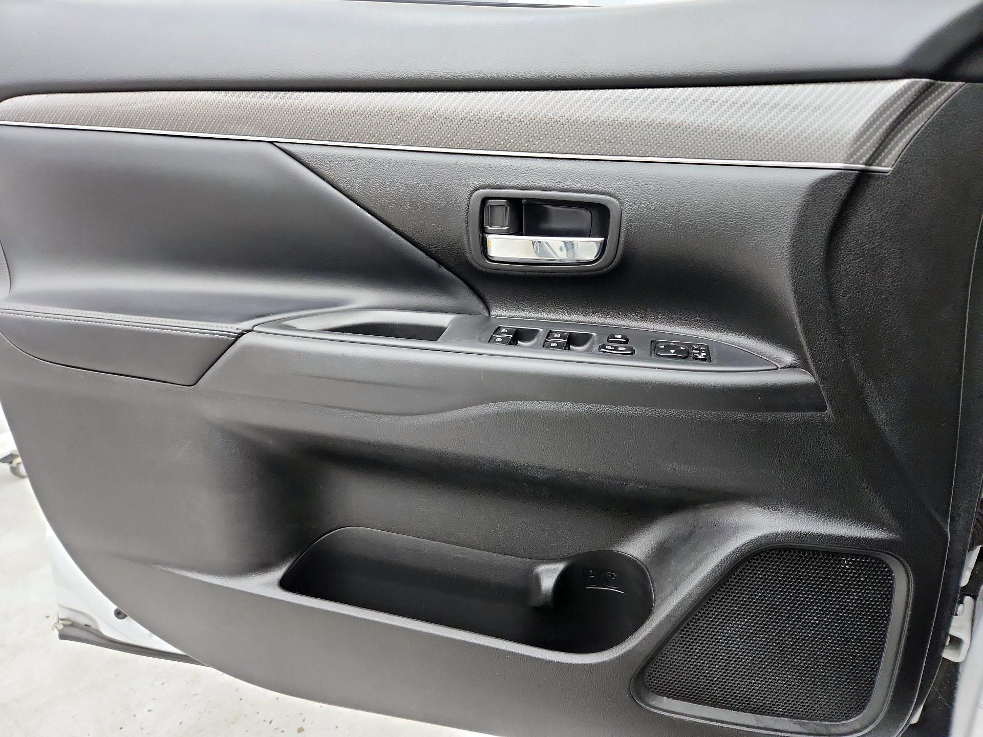 Thumbnail: 2020 Mitsubishi Outlander - 12