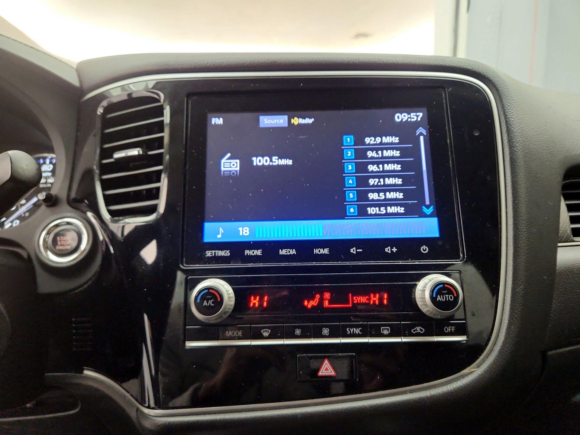 Thumbnail: 2020 Mitsubishi Outlander - 15