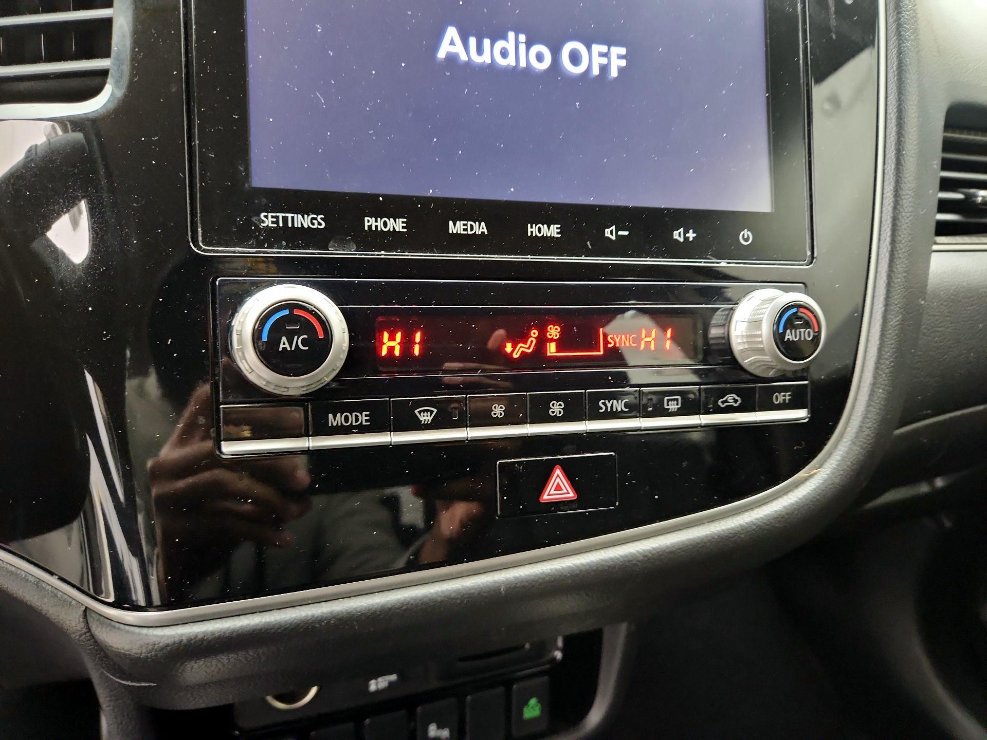 Thumbnail: 2020 Mitsubishi Outlander - 16