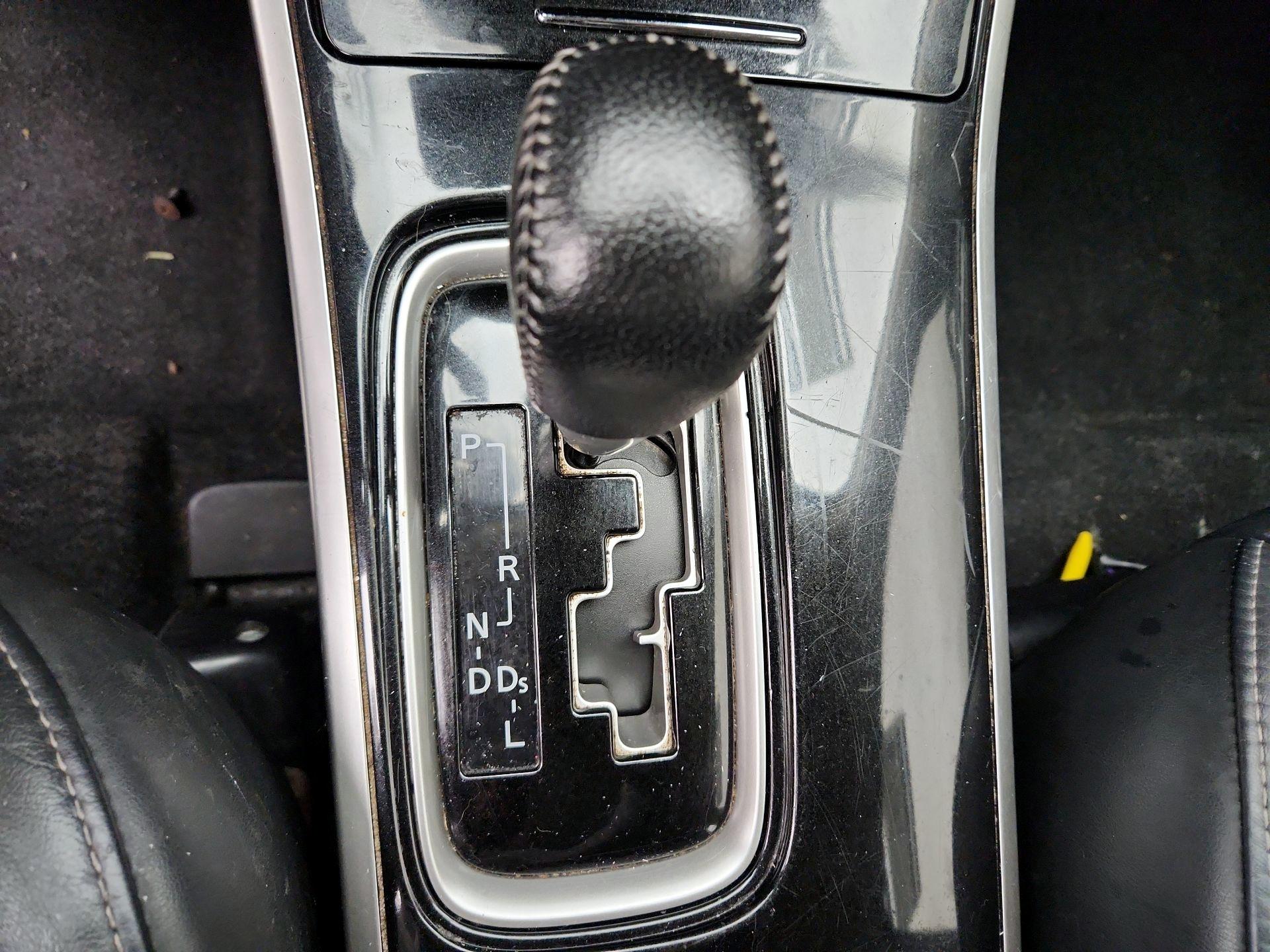 Thumbnail: 2020 Mitsubishi Outlander - 17