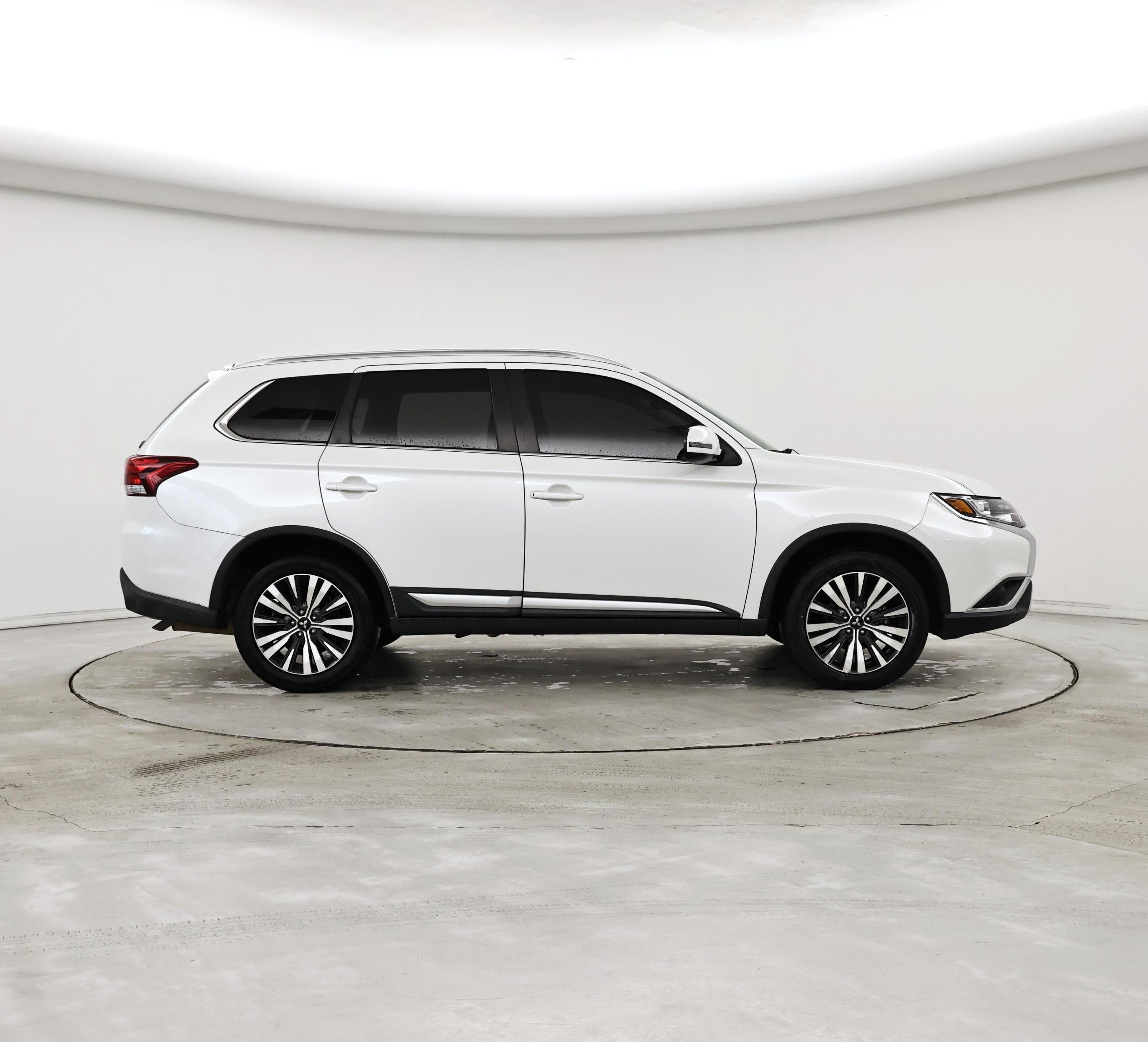 Thumbnail: 2020 Mitsubishi Outlander - 7