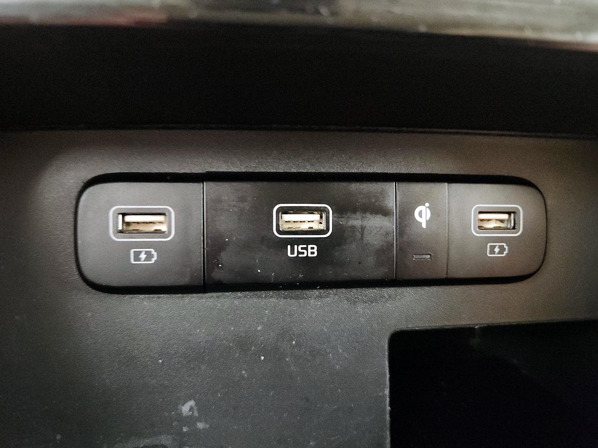 Thumbnail: 2022 Kia Carnival - 19