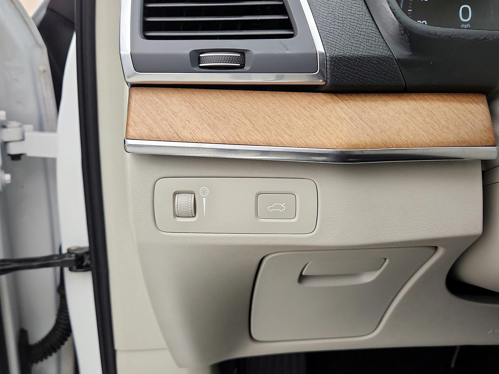 Thumbnail: 2022 Volvo XC90 - 13