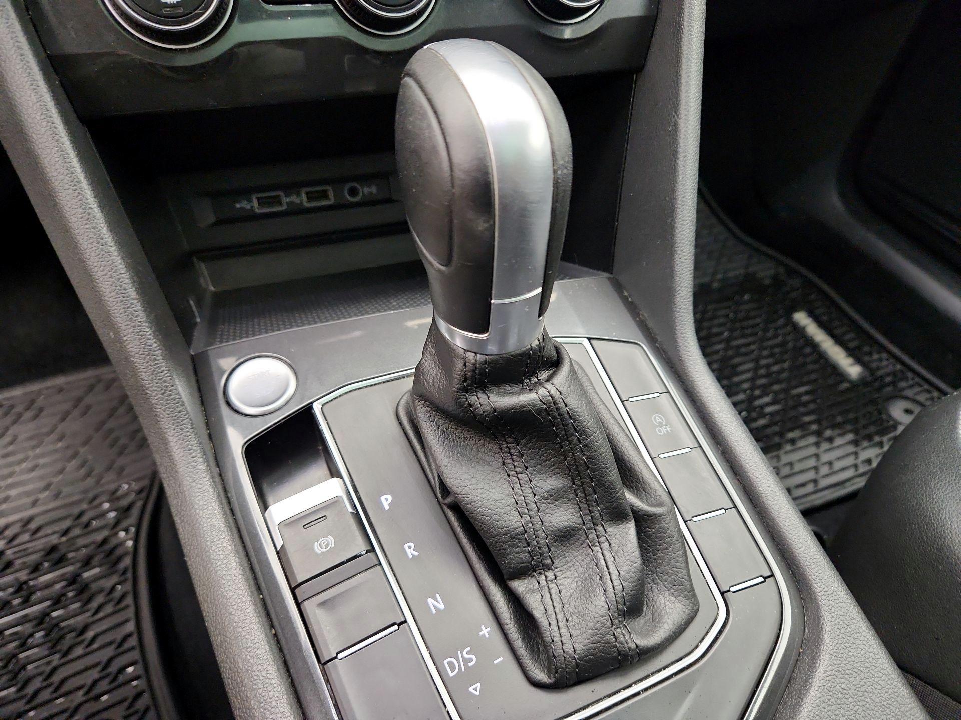 Thumbnail: 2018 Volkswagen Tiguan - 17