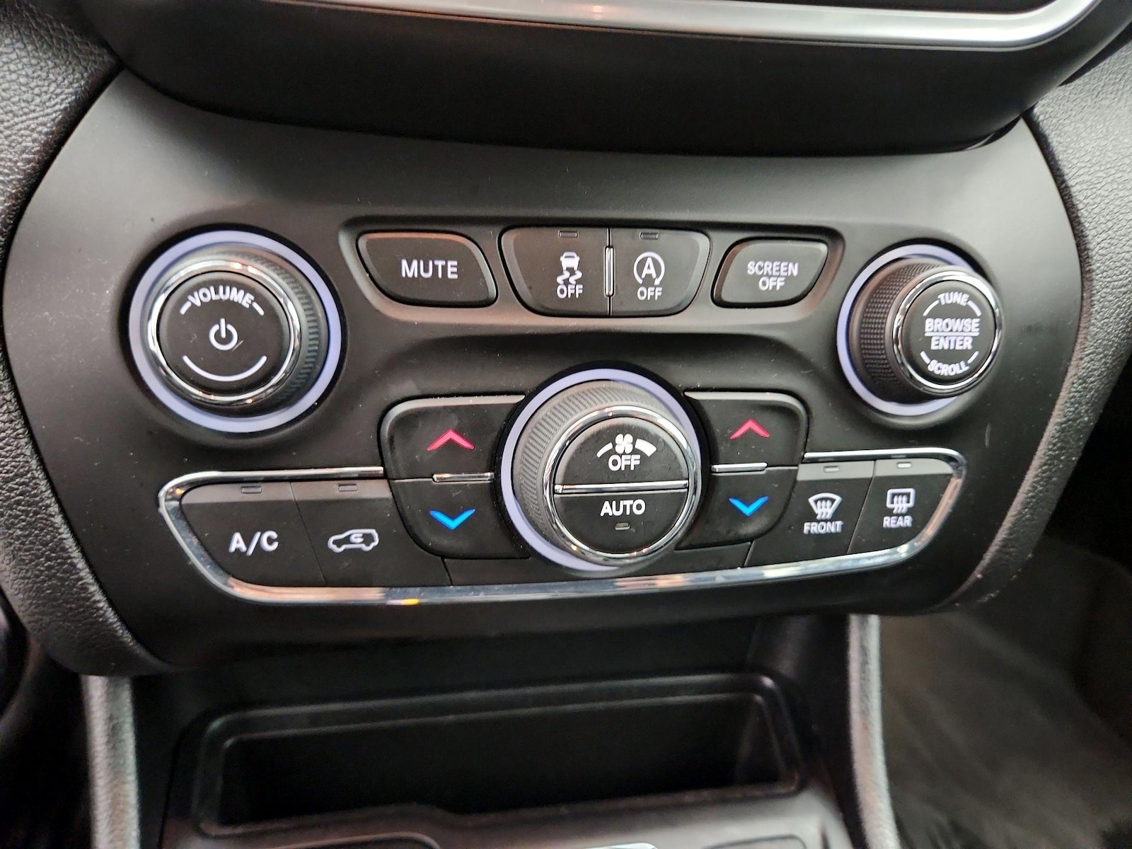 2022 Jeep Cherokee Latitude Lux - Photo 17