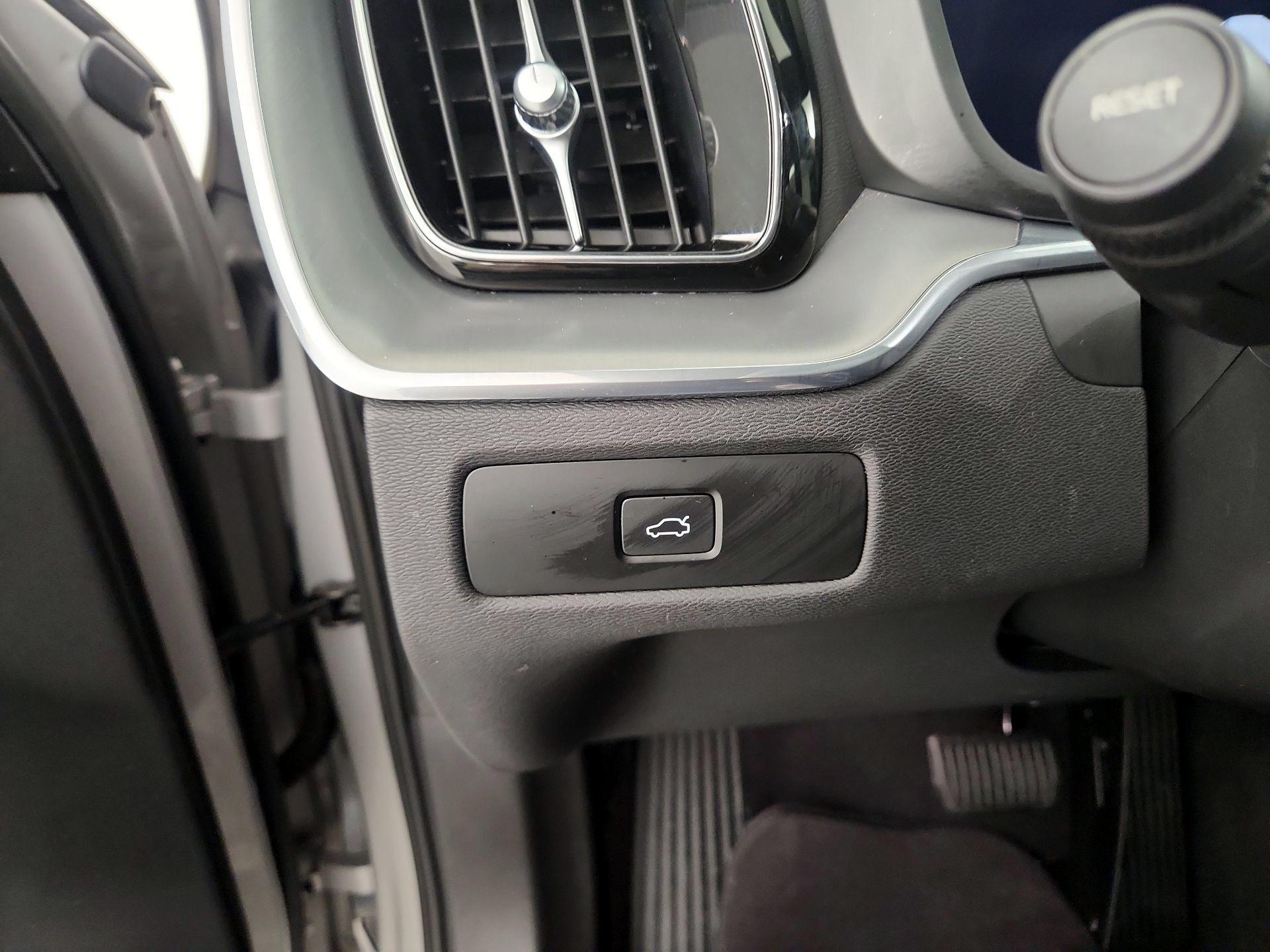 Thumbnail: 2023 Volvo XC60 - 13