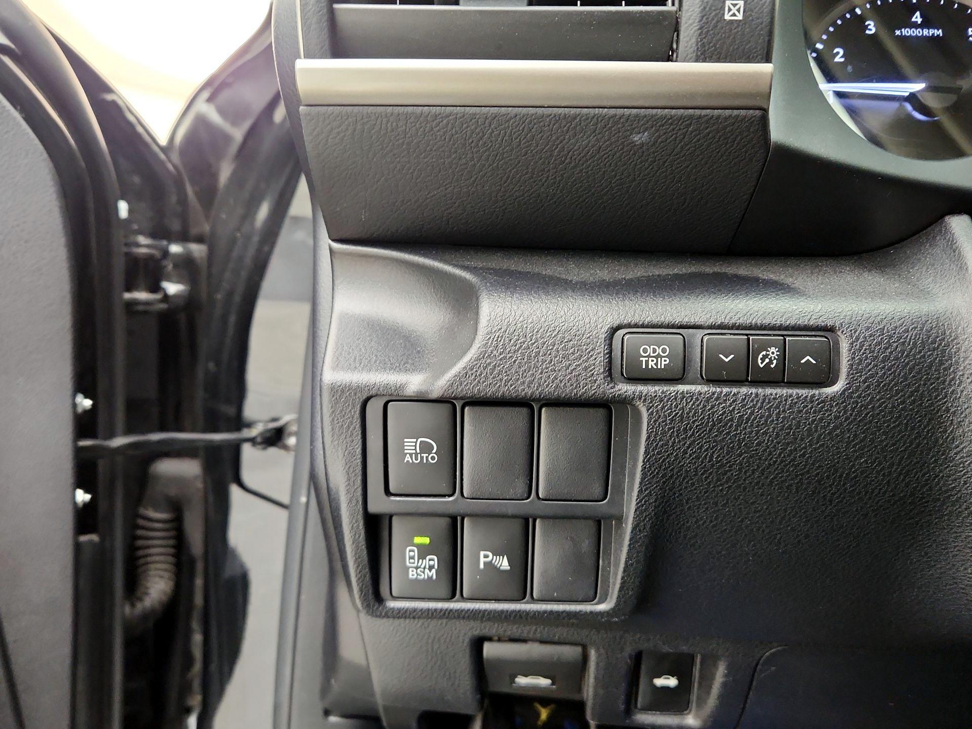 Thumbnail: 2020 Lexus IS - 13