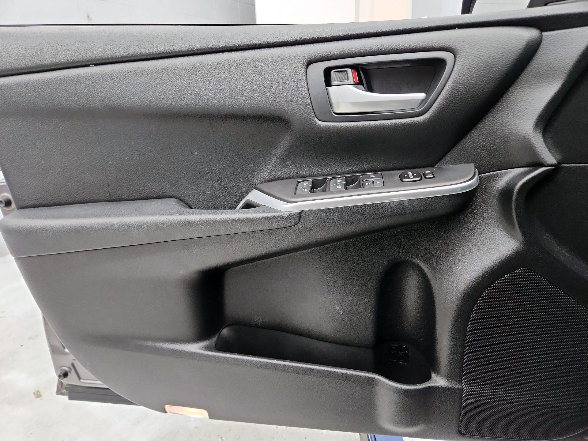 Thumbnail: 2017 Toyota Camry - 12