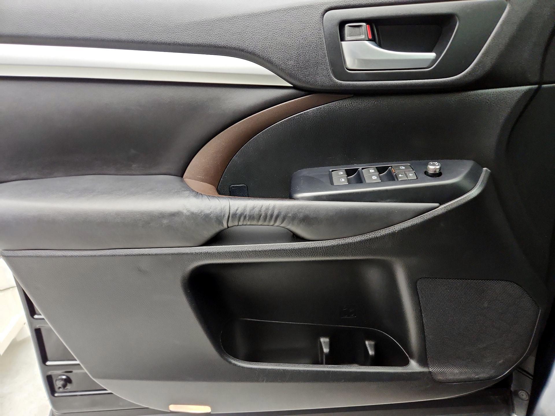 Thumbnail: 2016 Toyota Highlander - 12