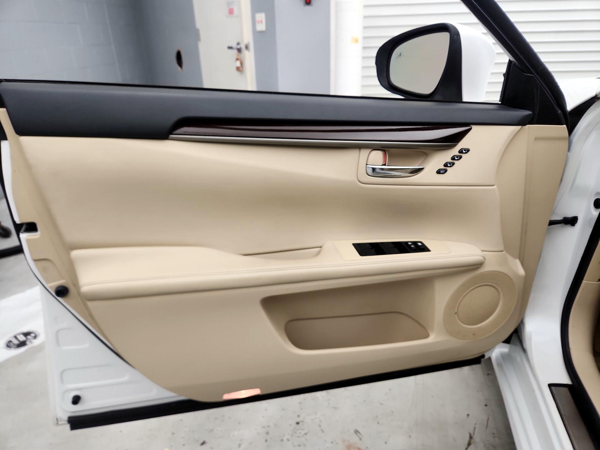 Thumbnail: 2014 Lexus ES - 12